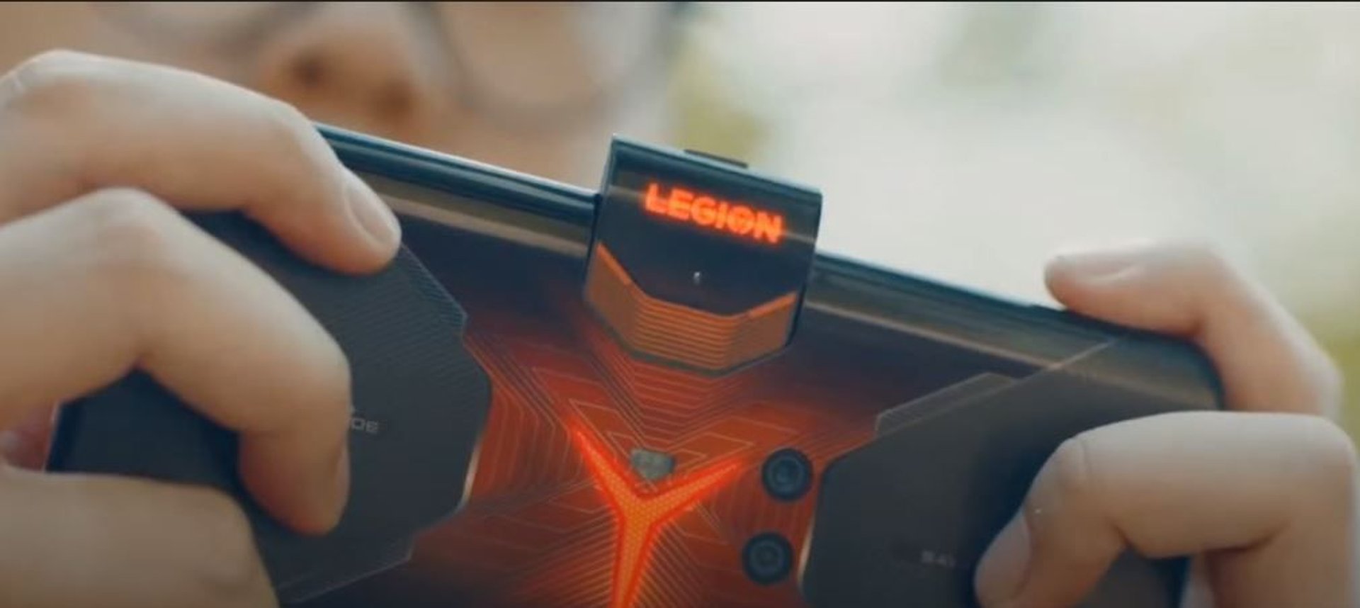 Lenovo Legion Gaming Phone trzymany w dłoniach