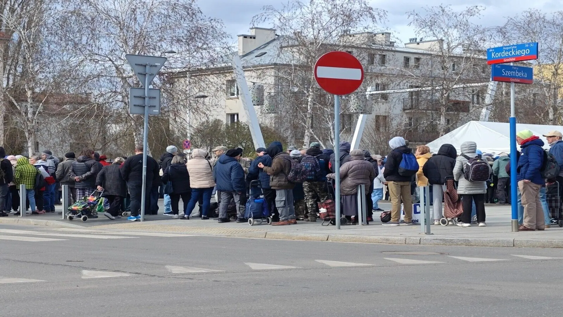 Kolejka na Placu Szembeka