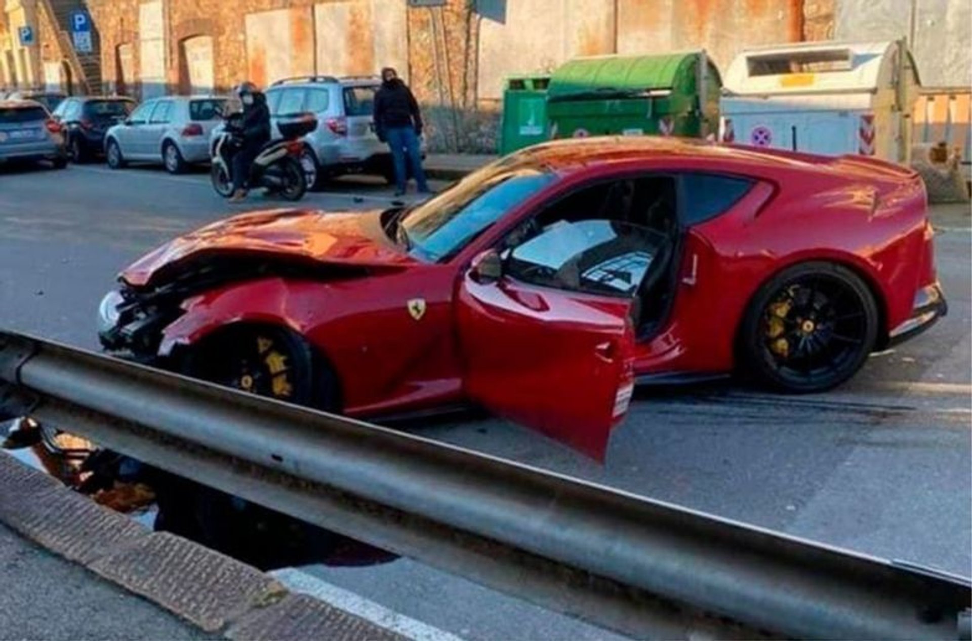 Ferrari rozbite przez pracownika myjni
