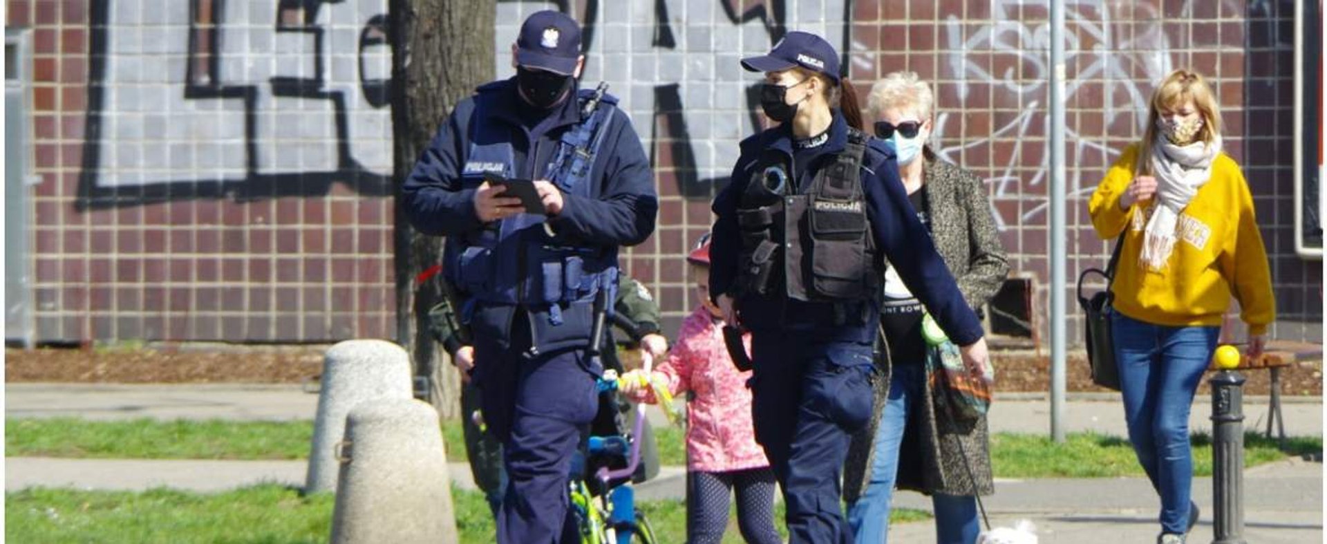 PHOTO: ZOFIA I MAREK BAZAK / EAST NEWS Warszawa N/Z Patrol policji na przejsciu dla pieszych