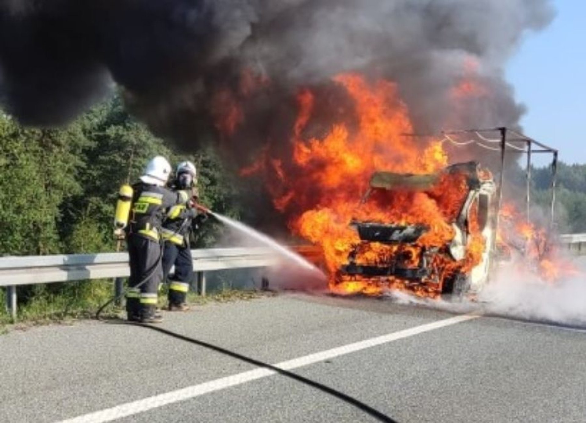 Pożar samochodu przewożącego akumulatory na autostradzie A1. Strażacy walczyli ze żrącym kwasem