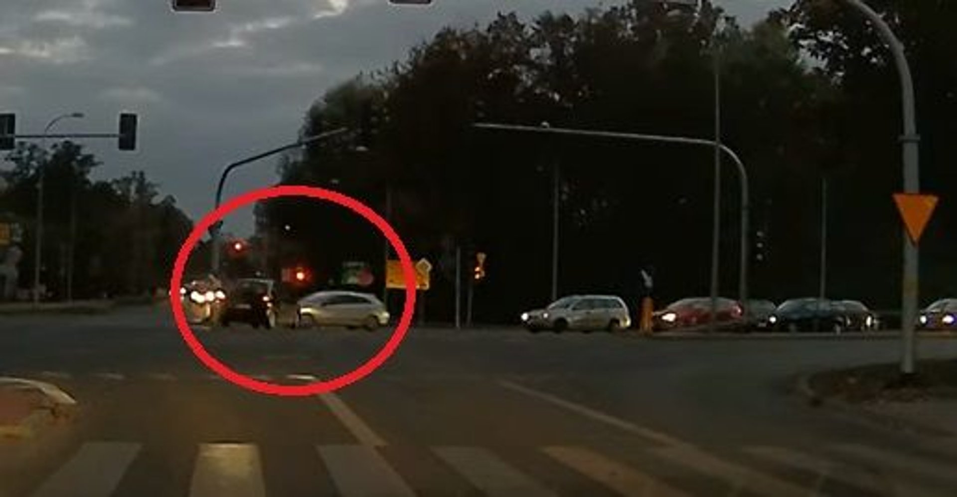 Kierowca wjechał na czerwonym i spowodował wypadek