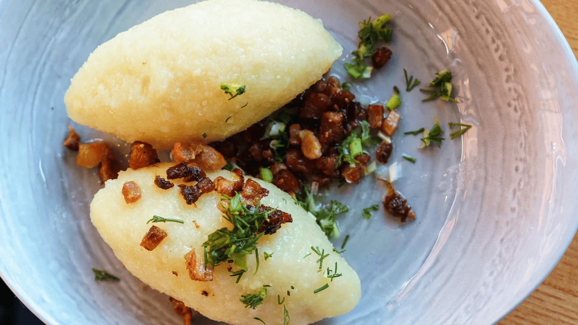 Biorę twaróg, zioła i czosnek. Kresowe kluchy wychodzą mięciutkie i nie pękają w garnku