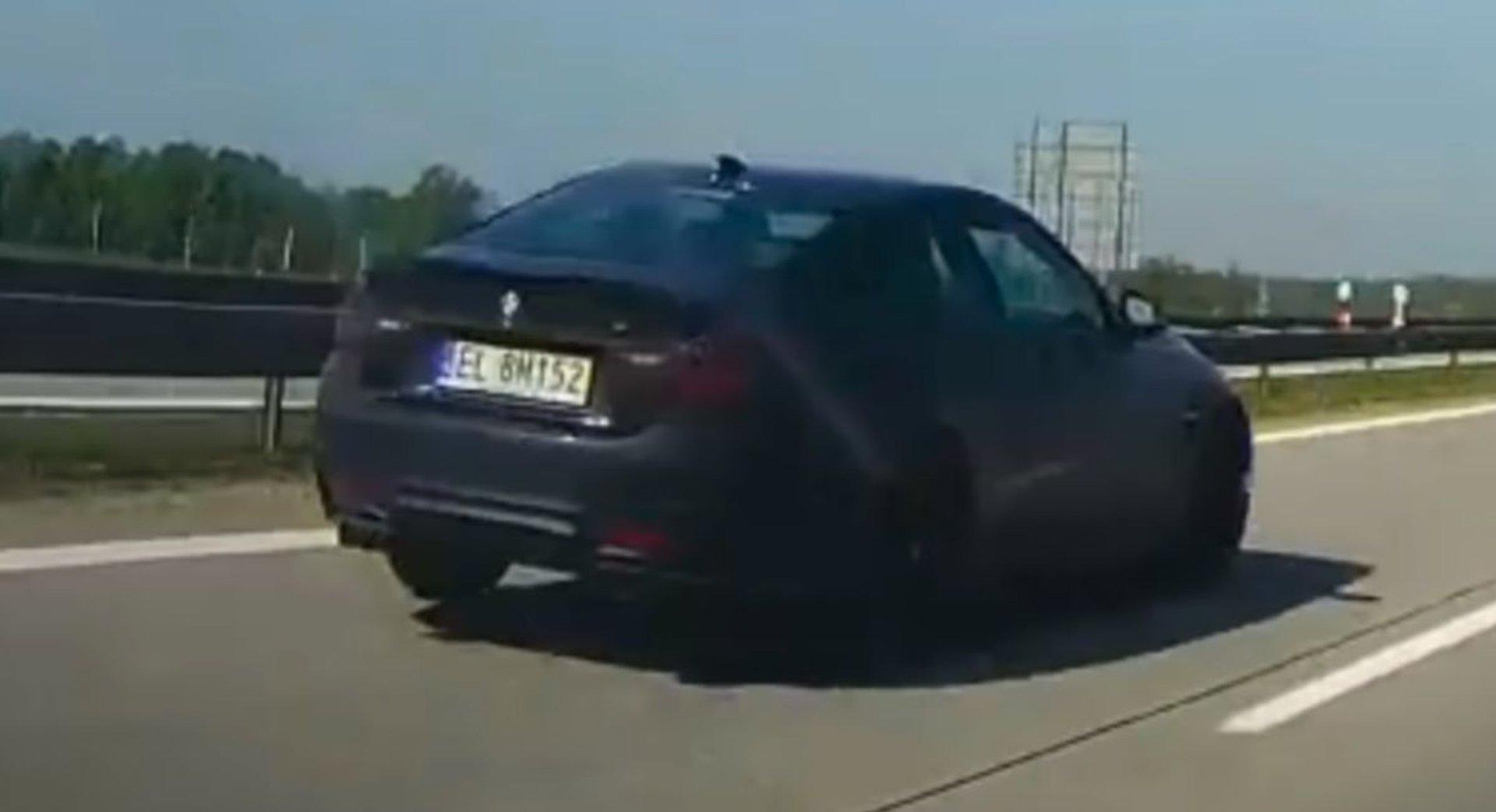Kierowca BMW zahamował na autostradzie.