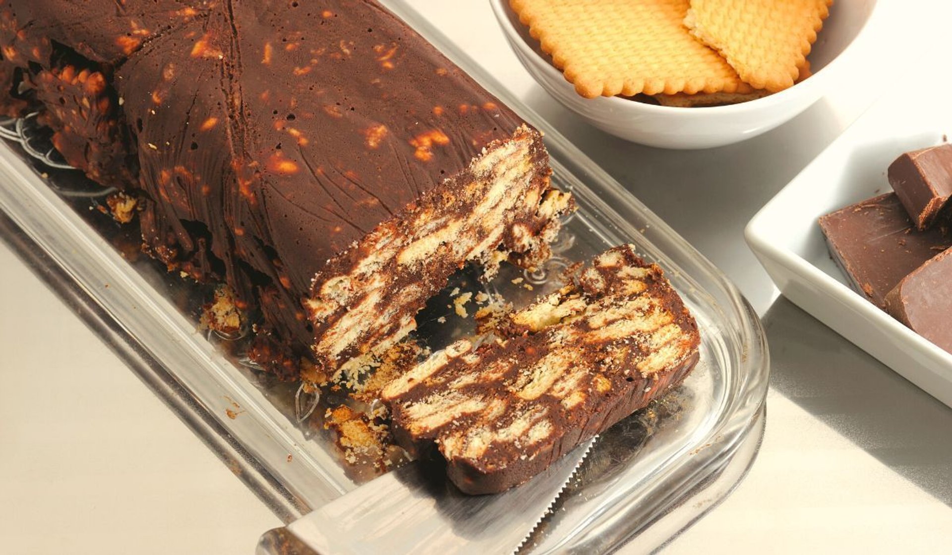 Blok czekoladowy jak za dawnych lat - kultowe ciasto bez pieczenia