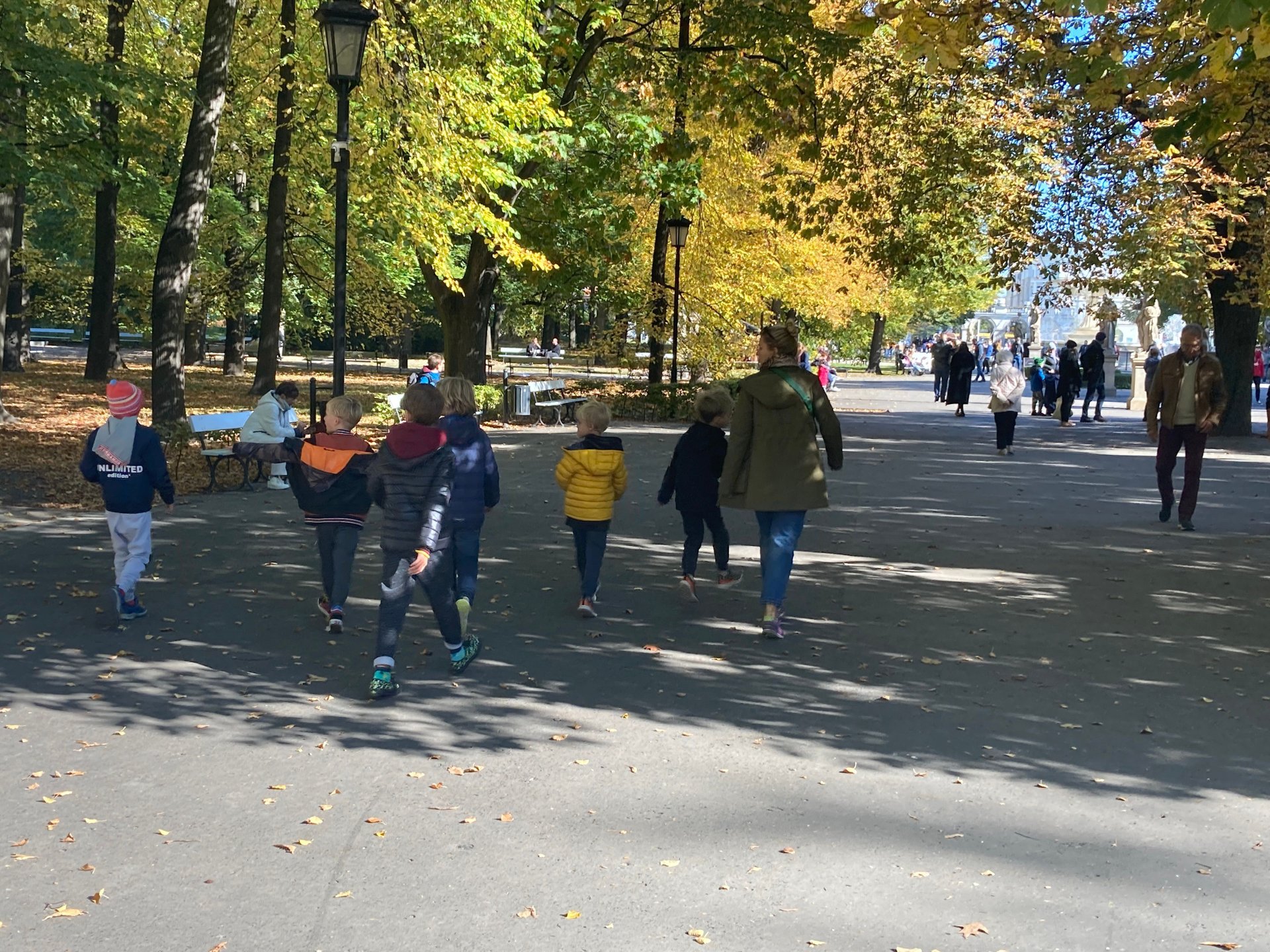 dzieci-park-spacer-jesień-biznesinfo