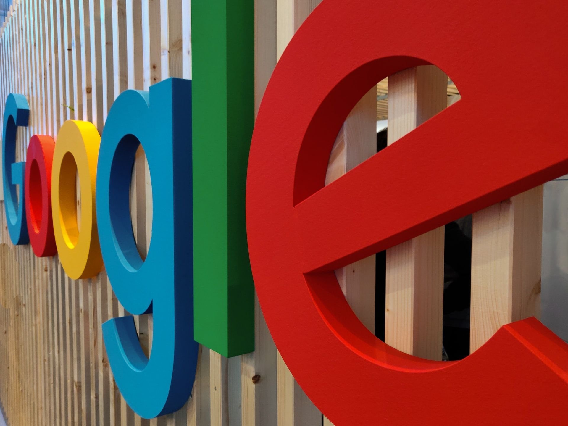 logo Google na ścianie