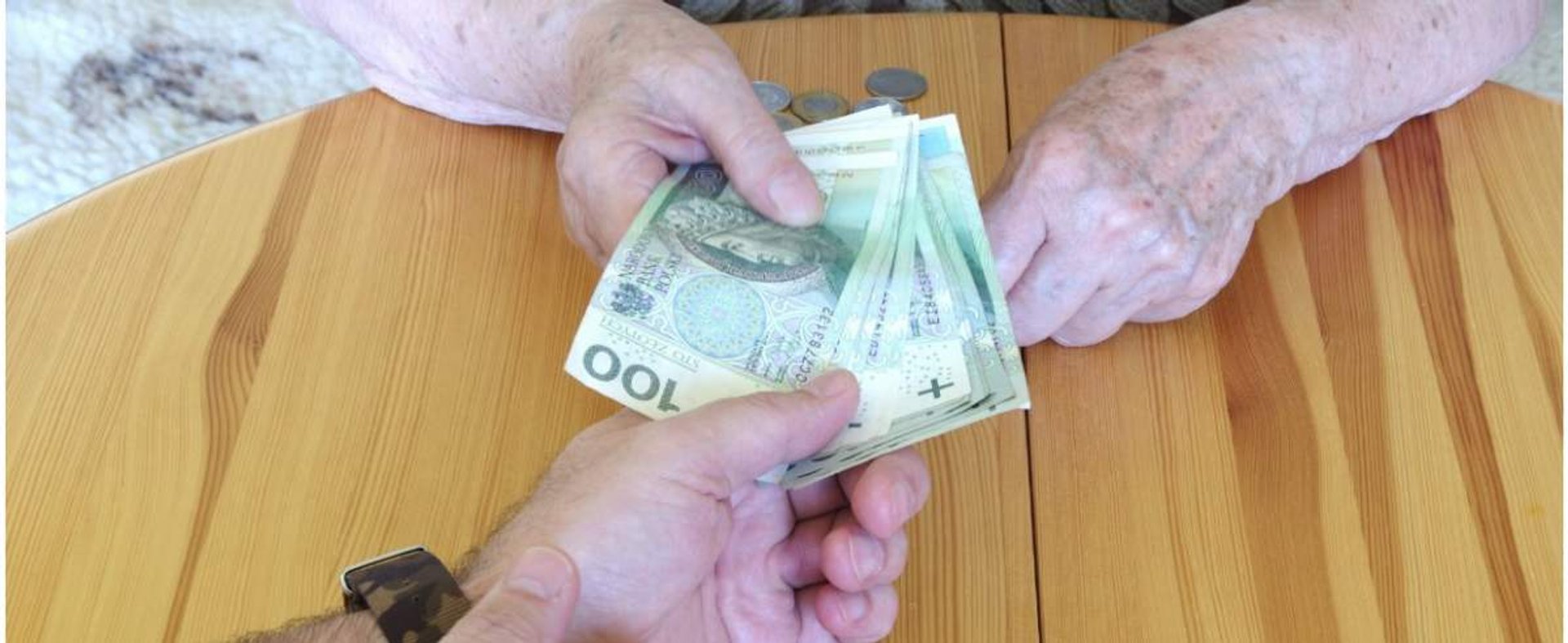 PHOTO: ZOFIA I MAREK BAZAK / EAST NEWS N/Z Liczenie domowego budzetu - problemy finansowe, wyludzenie pieniedzy od starszej osoby, przekazanie gotowki obcemu czlowiekowi