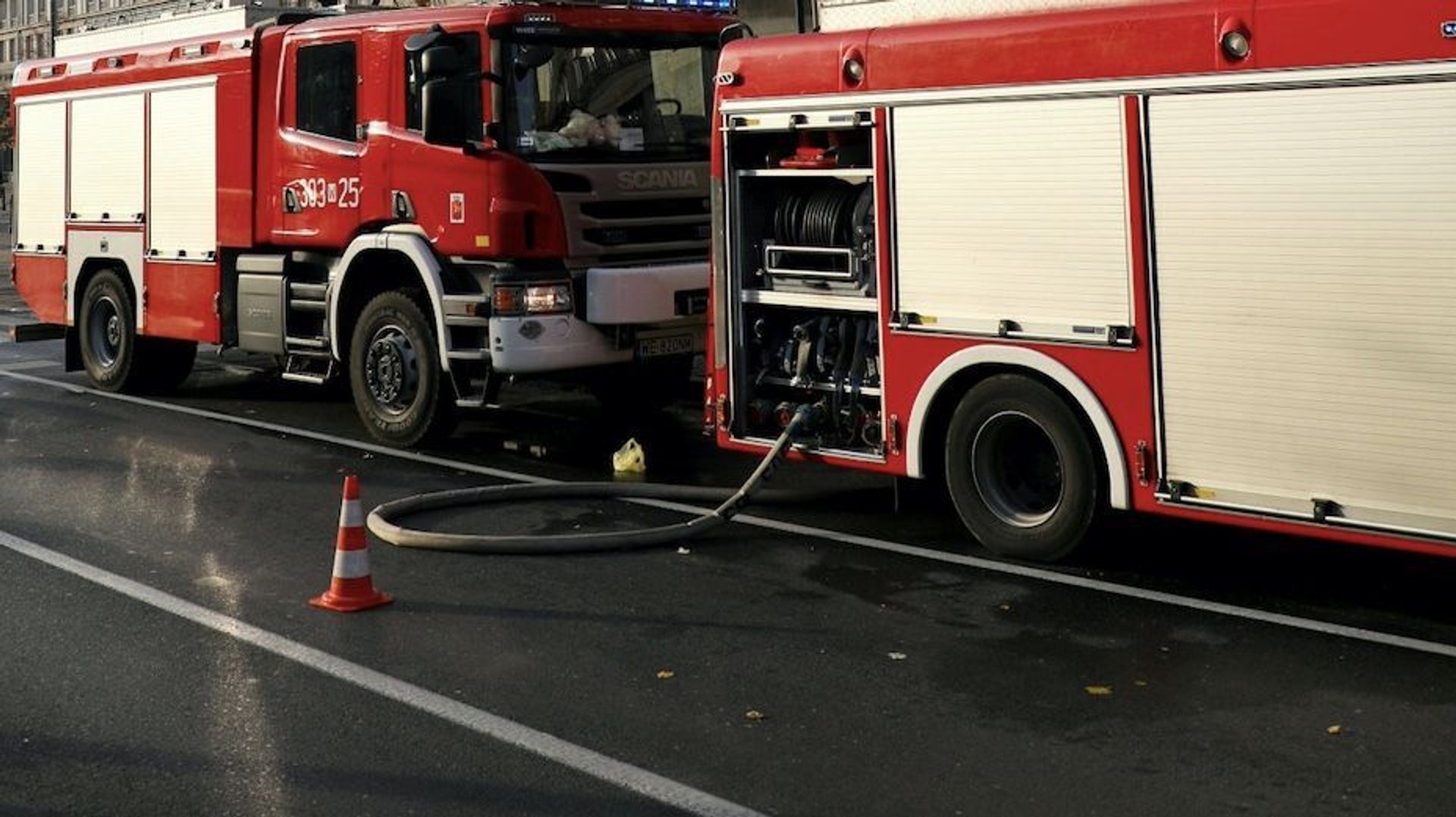W niedzielę rano na moście Grota-Roweckiego zapaliło się auto