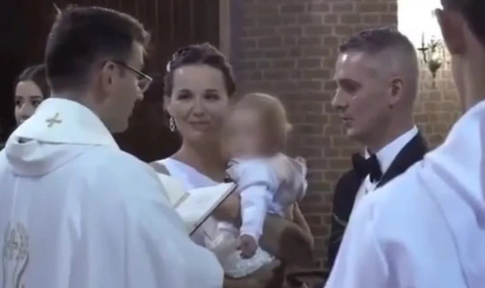 Ksiądz ze słynnego nagrania chrztu zabrał głos. "Nikogo nie chciałem obrazić"