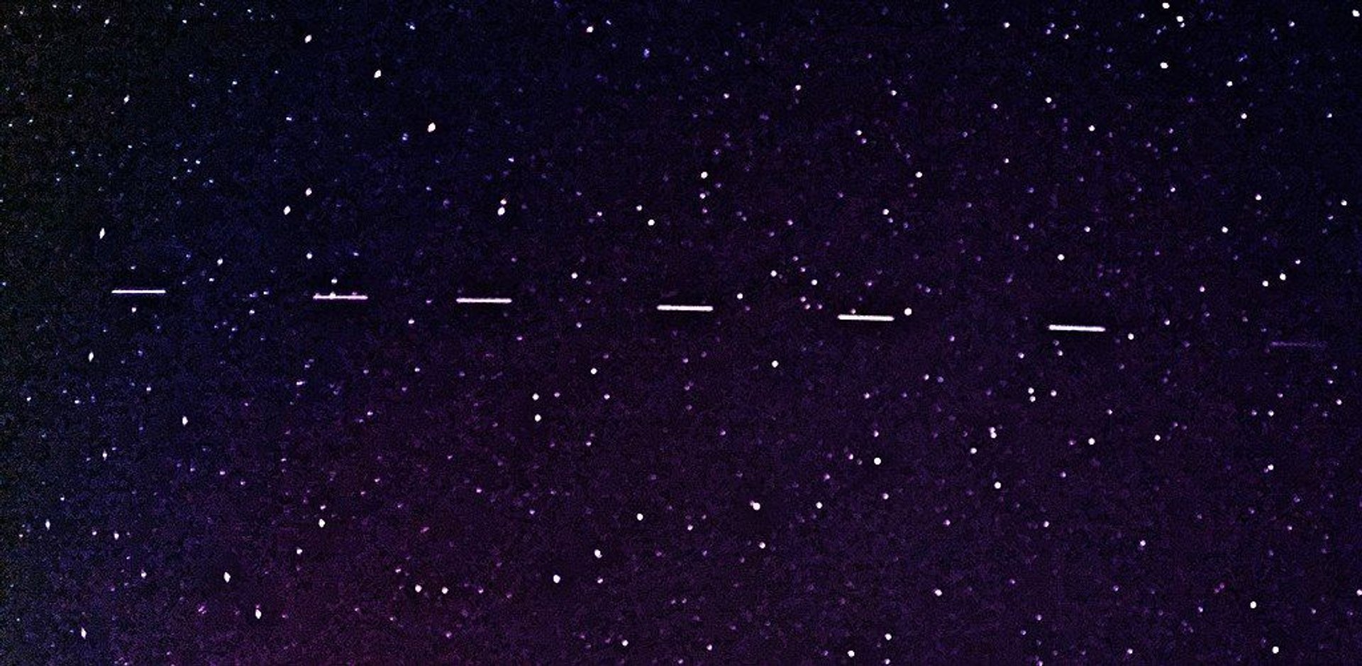 Satelity Starlink na nocnym niebie