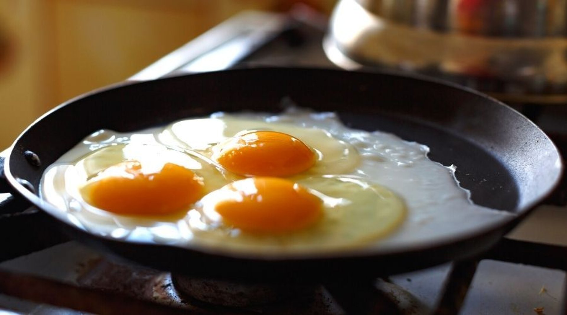 Jak usmażyć jajka sadzone bez tłuszczu?