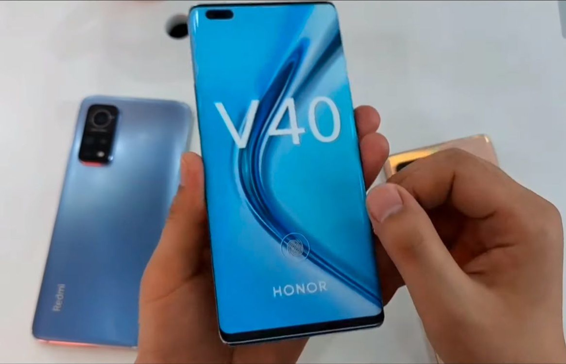 Trzymany w dłoniach smartfon Honor V40