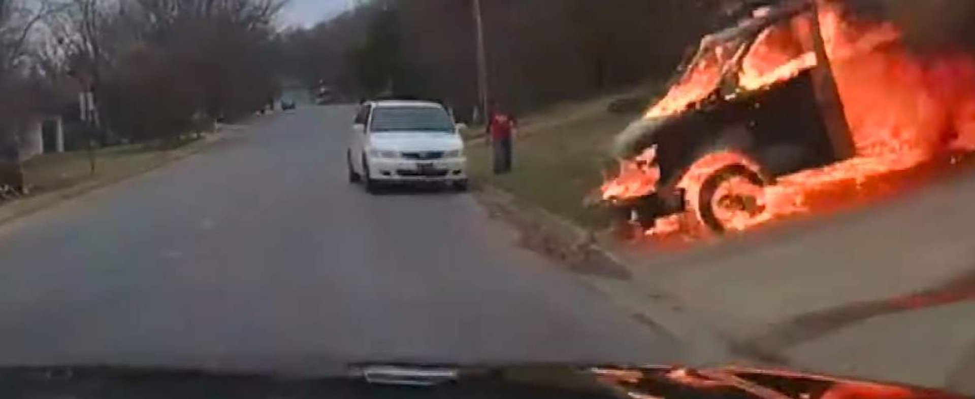 Płonący van staczał się w dół drogi