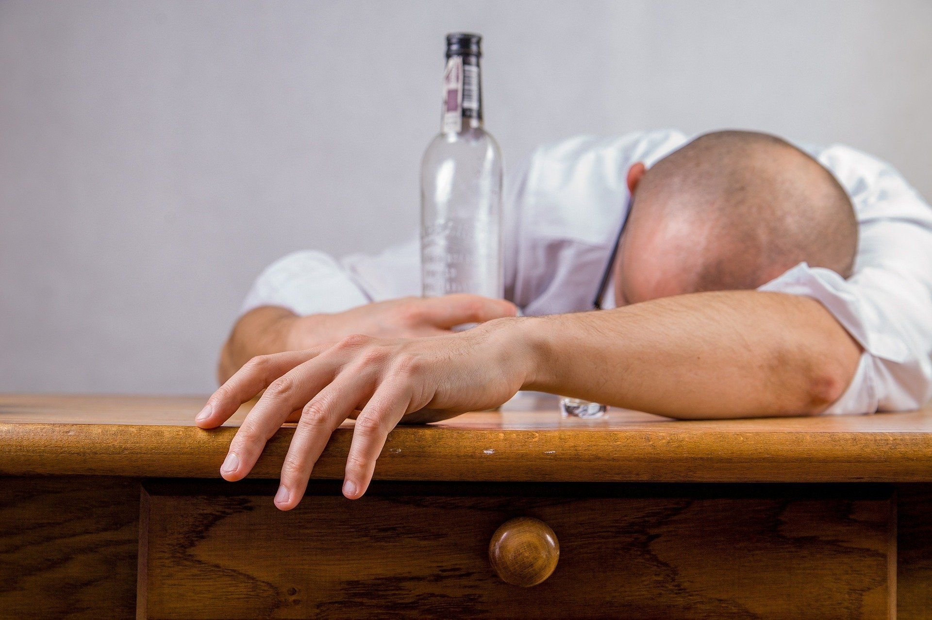 Zatrucia alkoholem metylowym – objawy i postępowanie