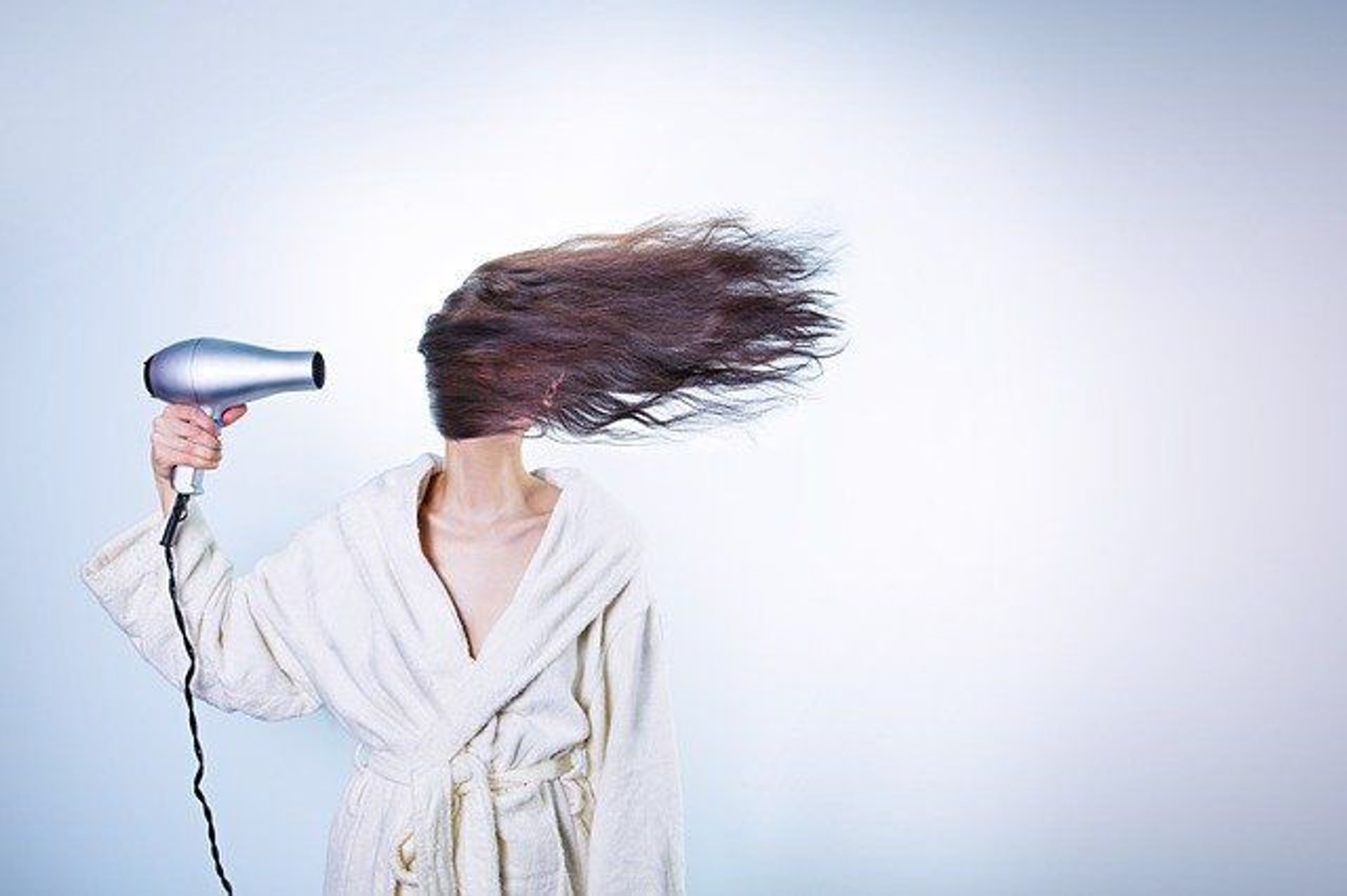 Na wypadanie włosów skarży się coraz więcej osób. Jak się je leczy?