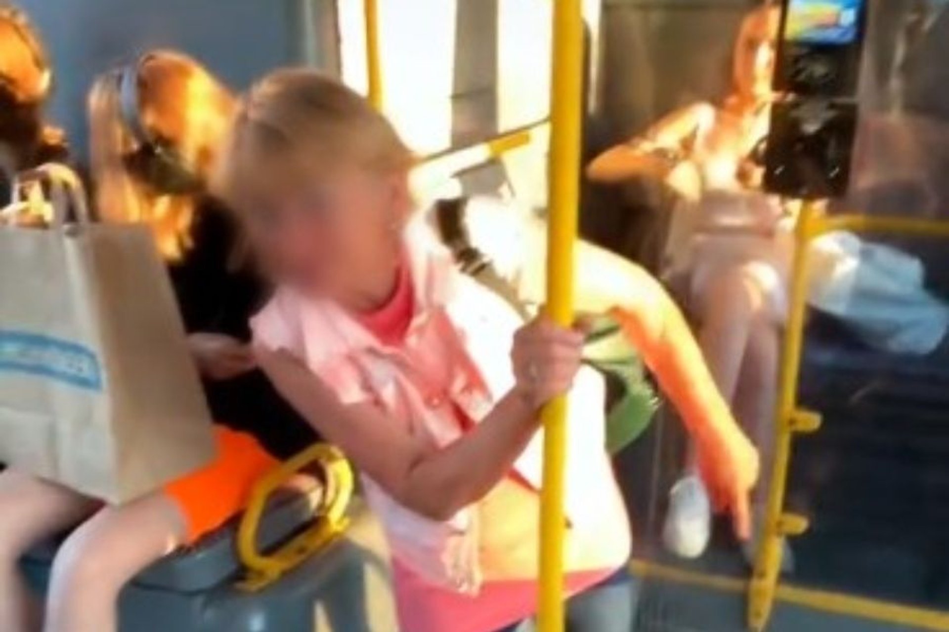 Agresywna pasażerka autobusu nie mogła powstrzymać emocji. Z jej ust padły przekleństwa