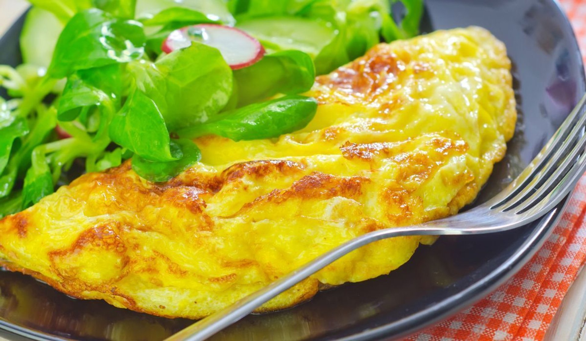 Przepis na puszysty omlet z 2 składników. Ekspresowe śniadanie w 10 minut