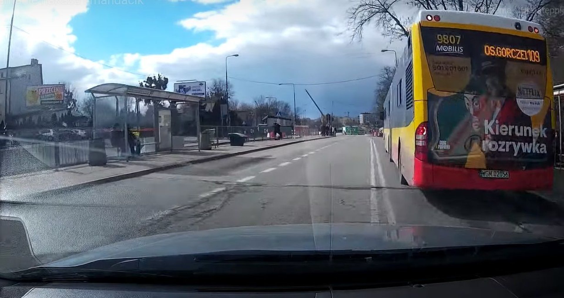 Ominął autobus na zakazie i spotkała go szybka karma