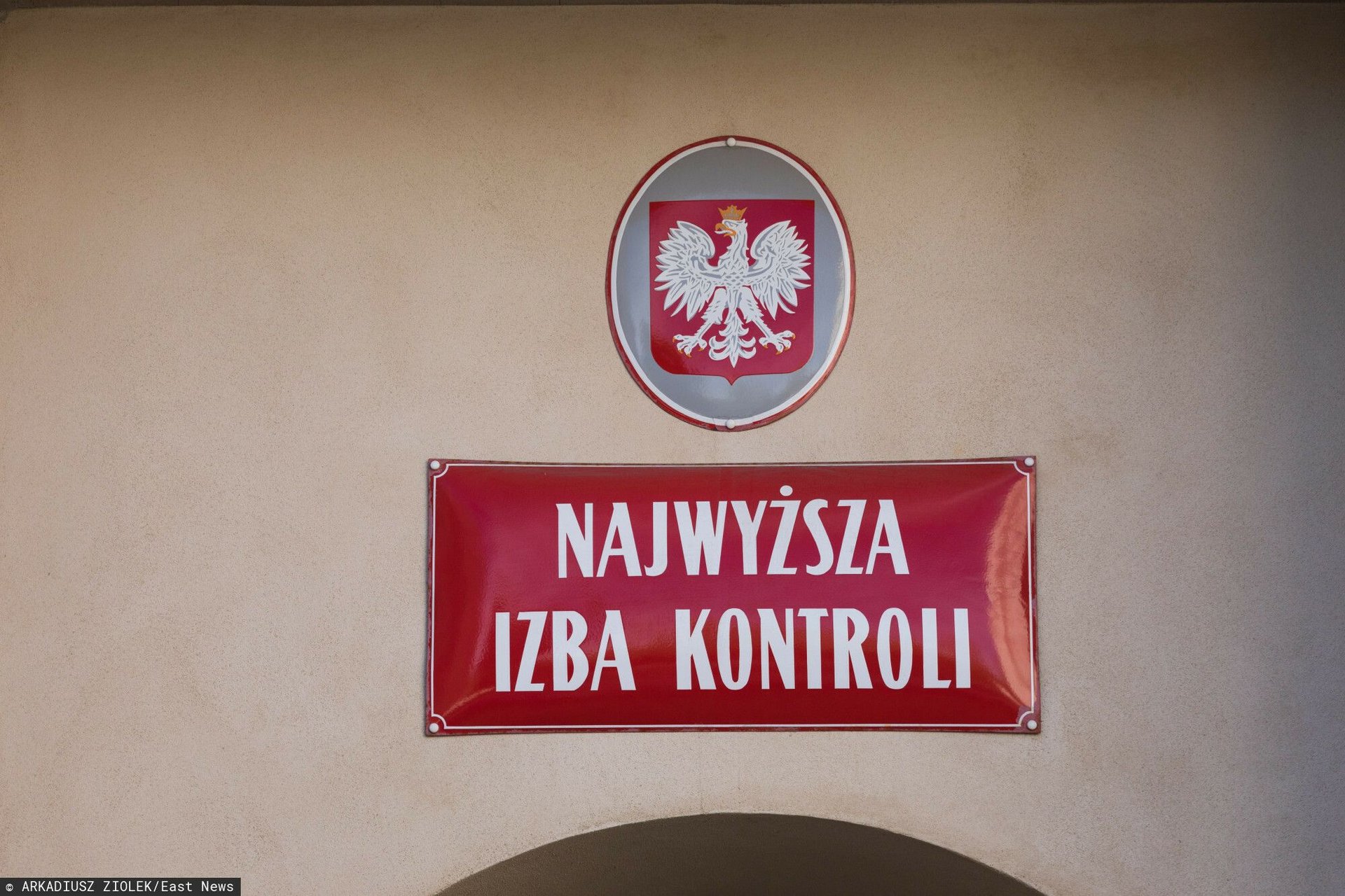 fot: Arkadiusz Ziolek/ East News. Warszawa 08.09.2020. n/z Czerwona tablica Najwyzszej Izby Kontroli - NIK.