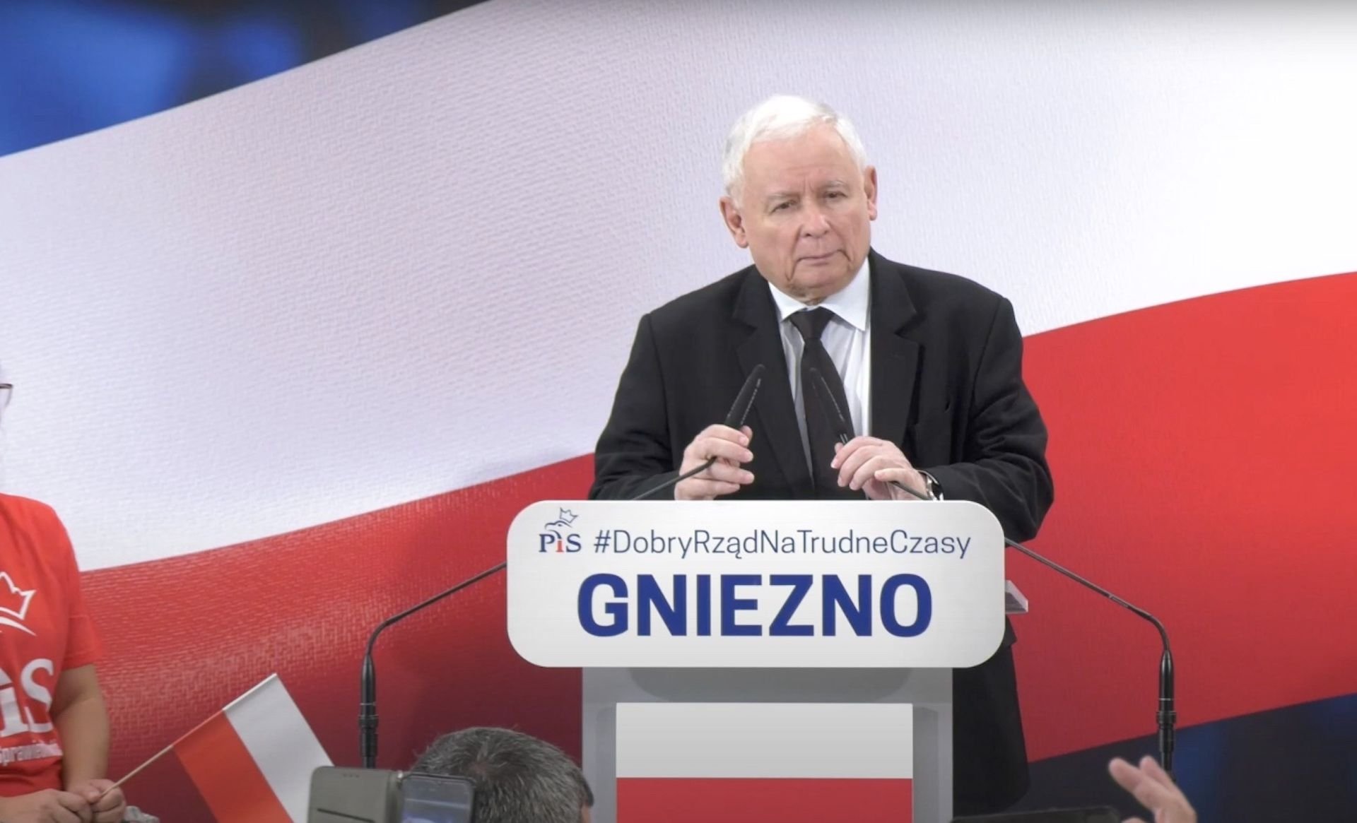 Jarosław Kaczyński w Gnieźnie wyjaśnił, kto stoi za okrzykiem "Polacy nic się nie stało"