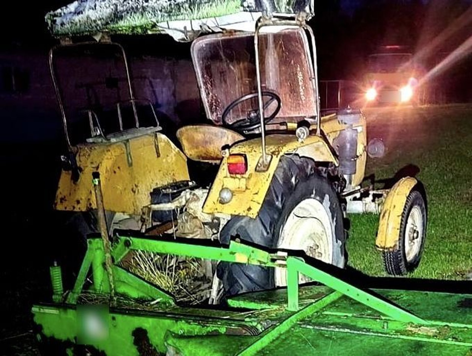 38-latek spadł z traktora w ostrza kosiarki, jego kolega odjechał