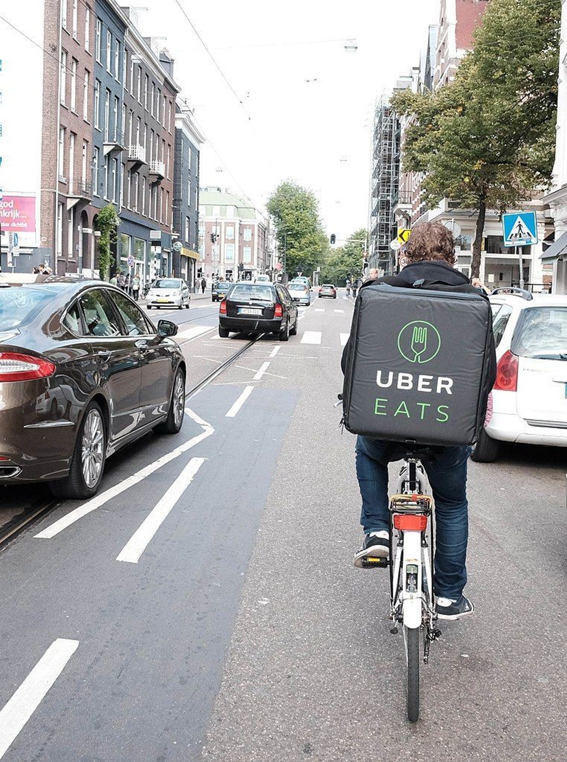 Rowerzysta z plecakiem Uber Eats.