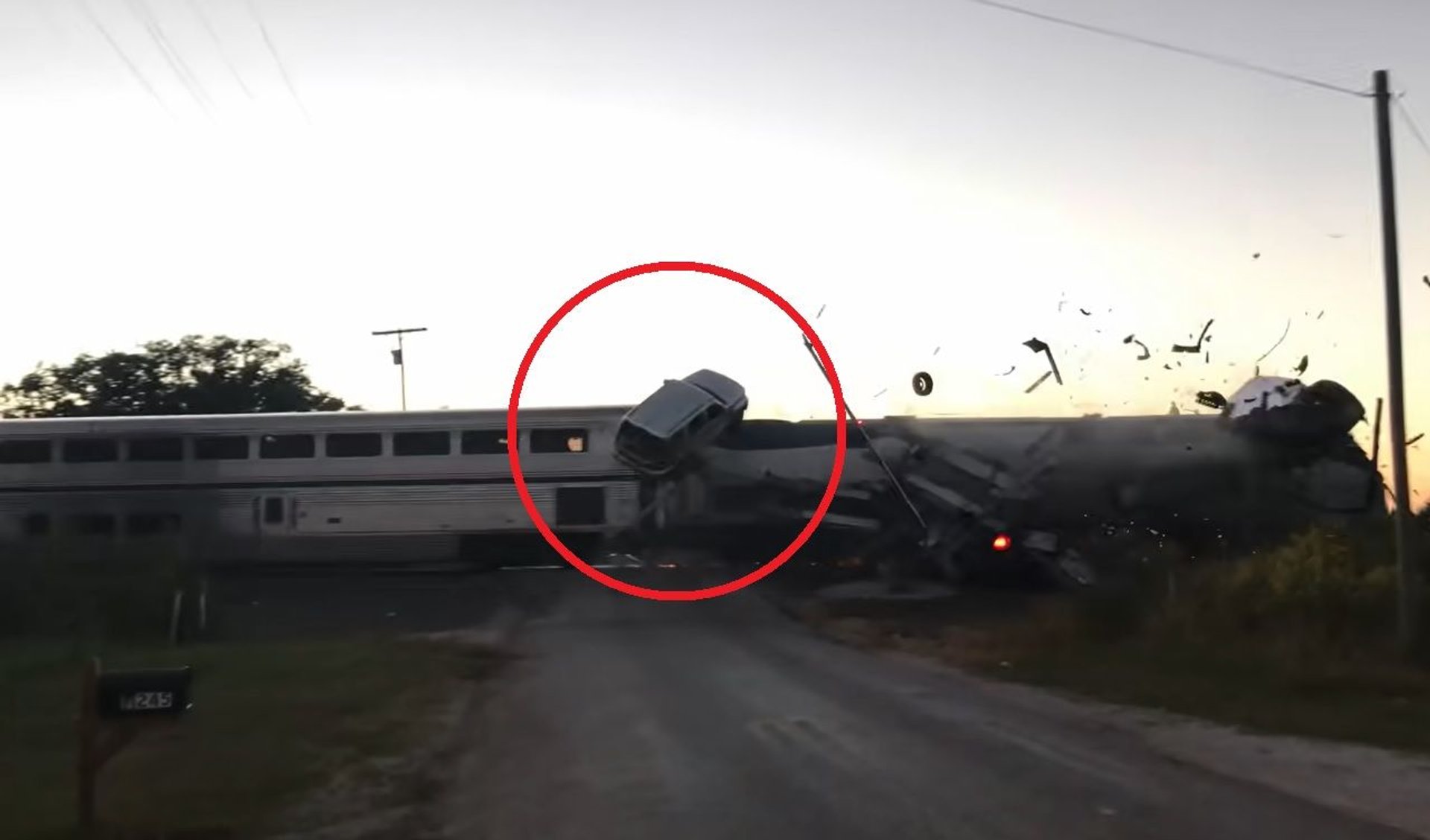 Pociąg uderzył w ciężarówkę transportującą nowe auta