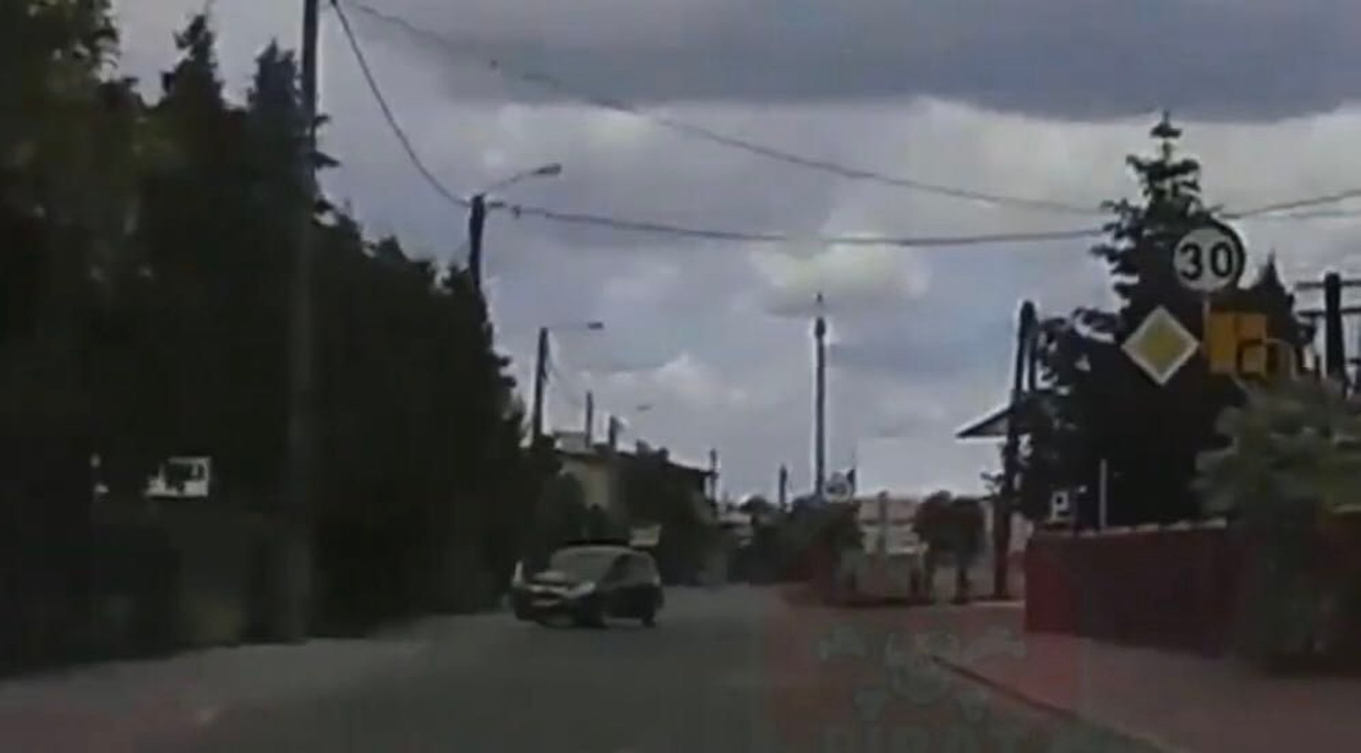 Pijany kierowca uderzył w ogrodzenie. Miał ponad 3 promile