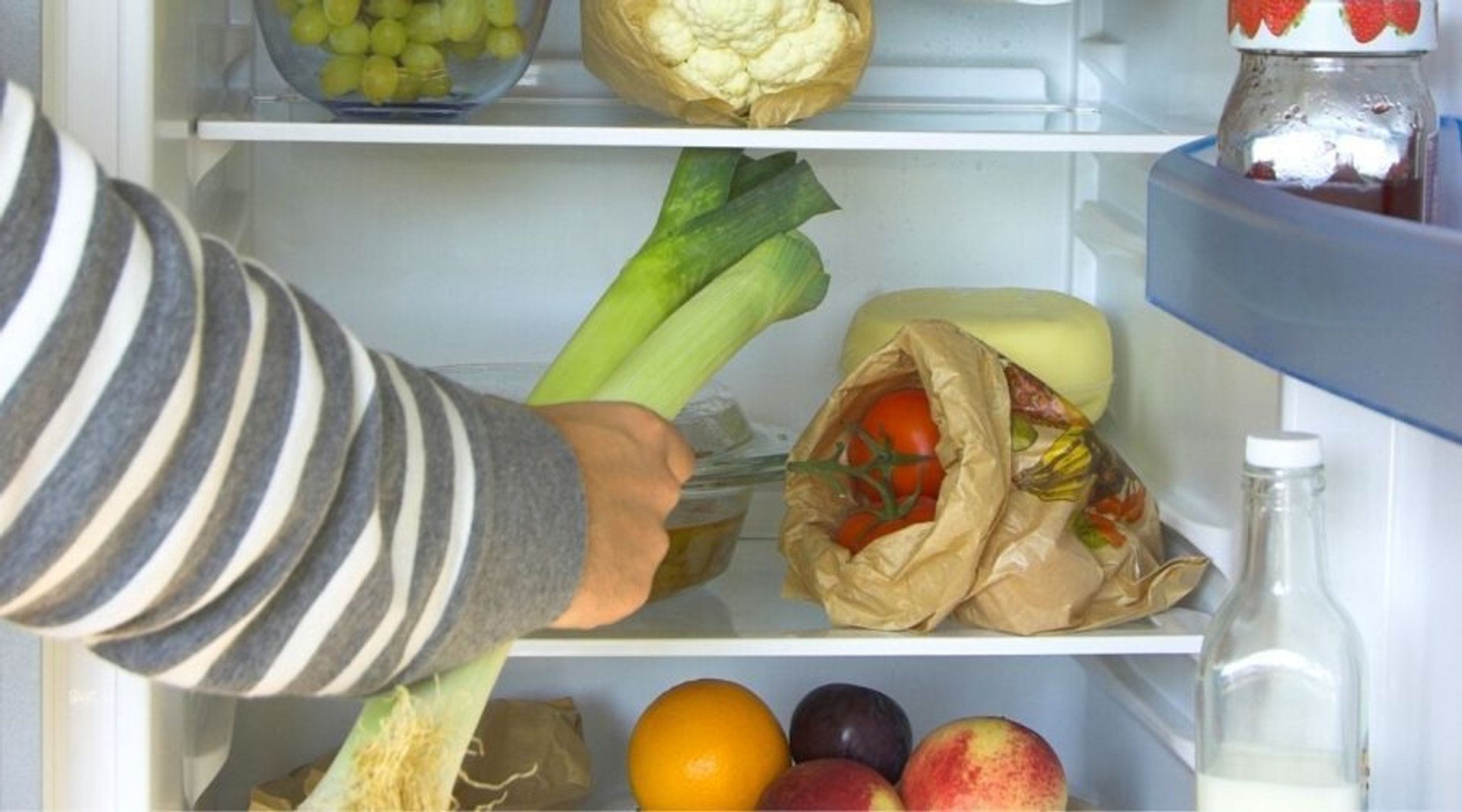 Jak układać jedzenie w lodówce, żeby dłużej zachowało świeżość?  