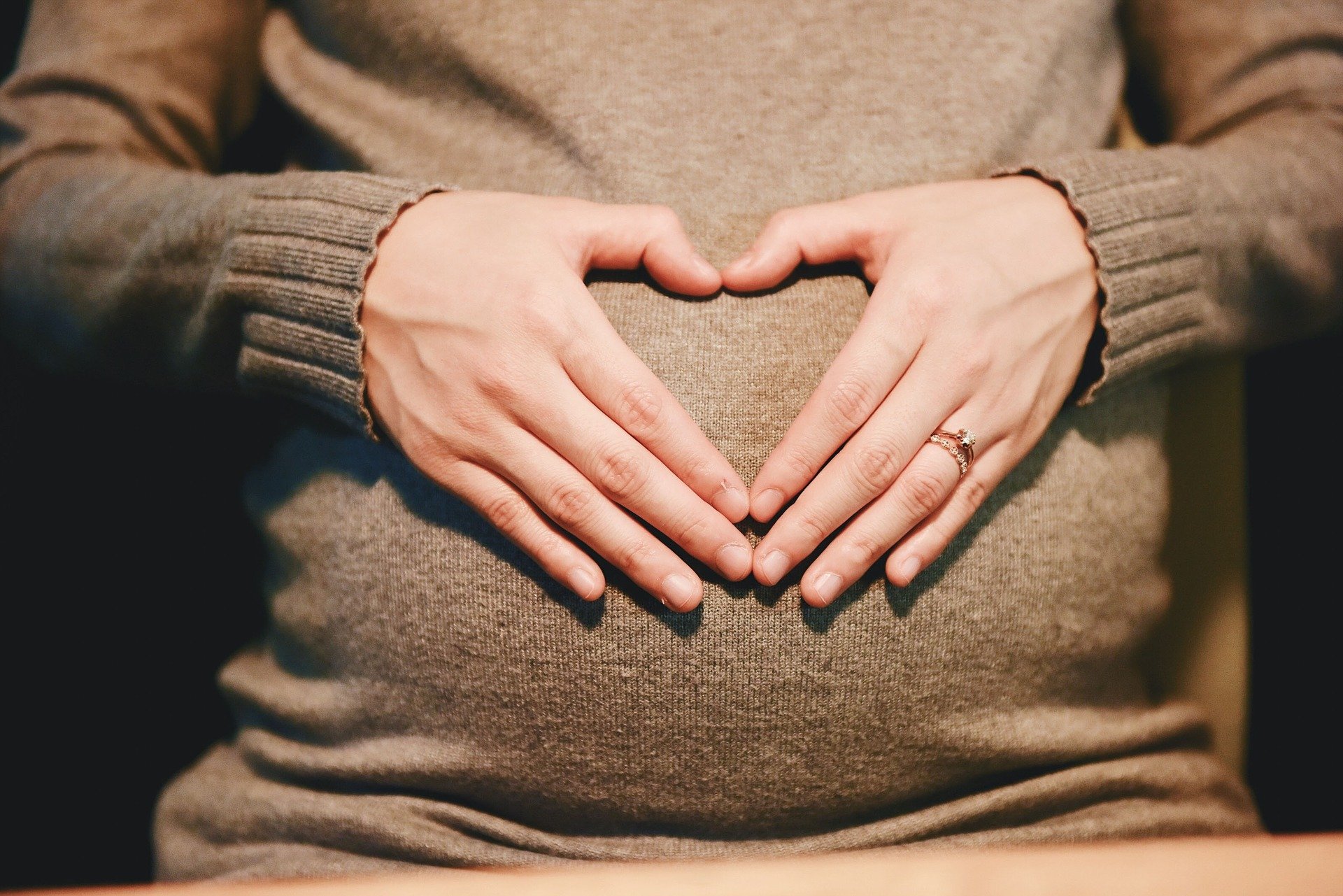 Puchnięcie dłoni w ciąży – przyczyny, objawy, zagrożenia i sposoby na obrzęki