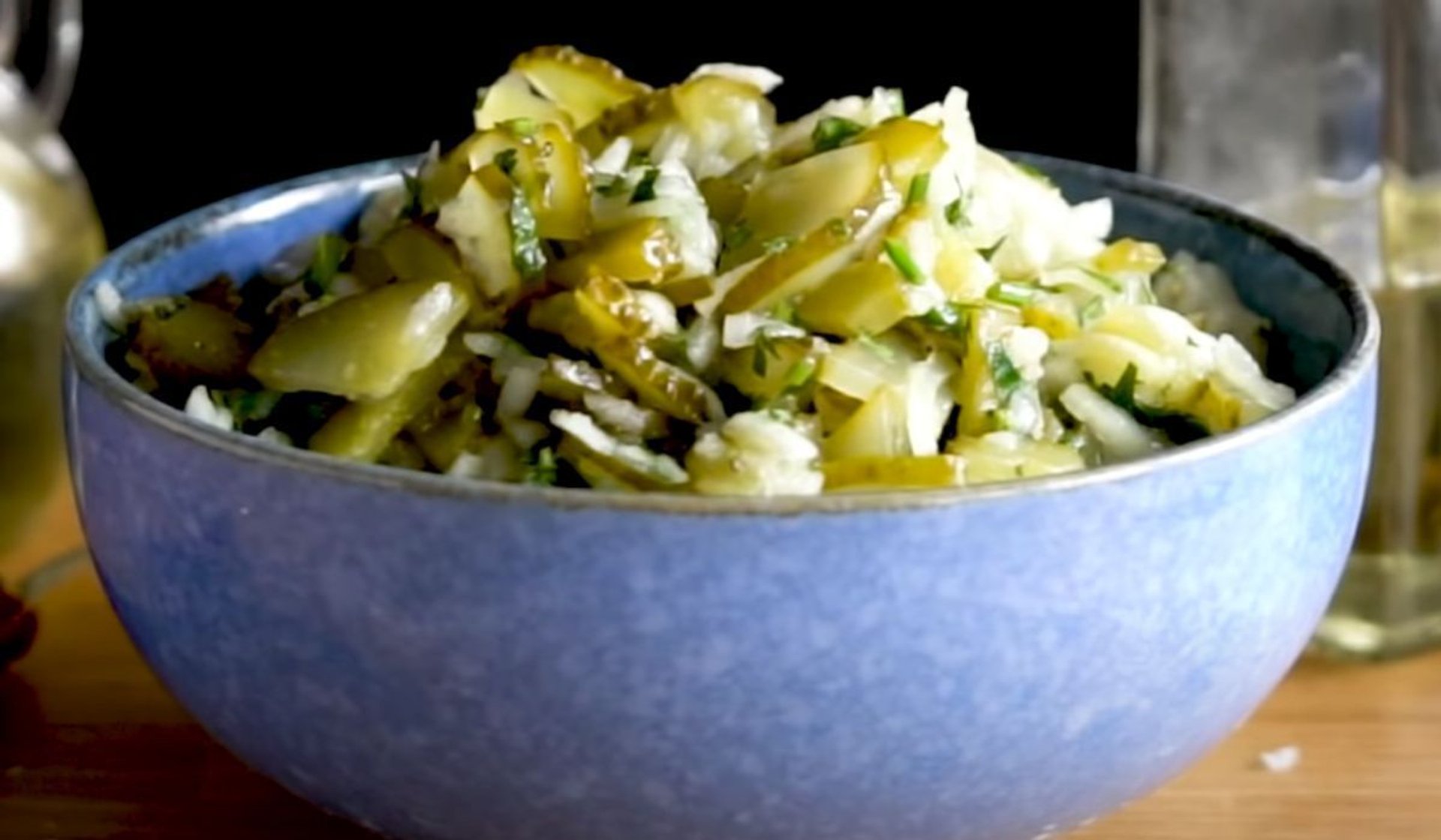 Ekspresowa surówka do obiadu. W roli głównej kiszone ogórki