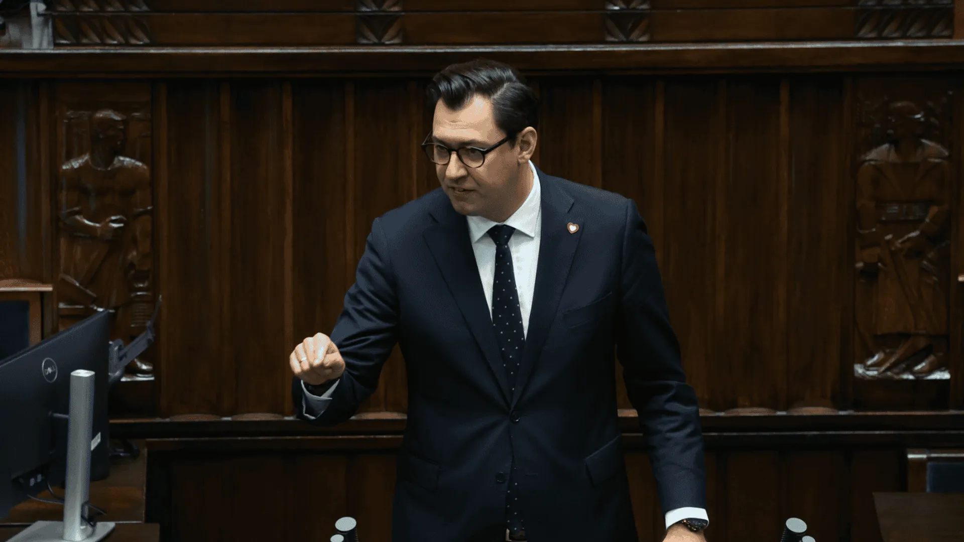 Awantura w Sejmie, posłowie nagle wstali i zaczęli wrzeszczeć. Obraźliwym przezwiskiem "oberwał" Karol Nawrocki