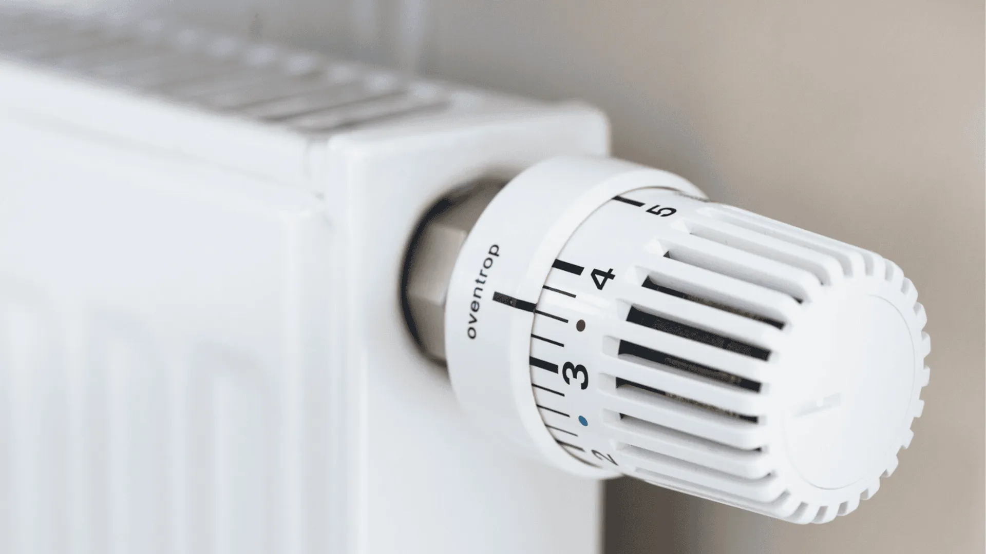 Poważna awaria na Ursynowie. 75 budynków bez ciepła, a potok zmienił kolor na zielony