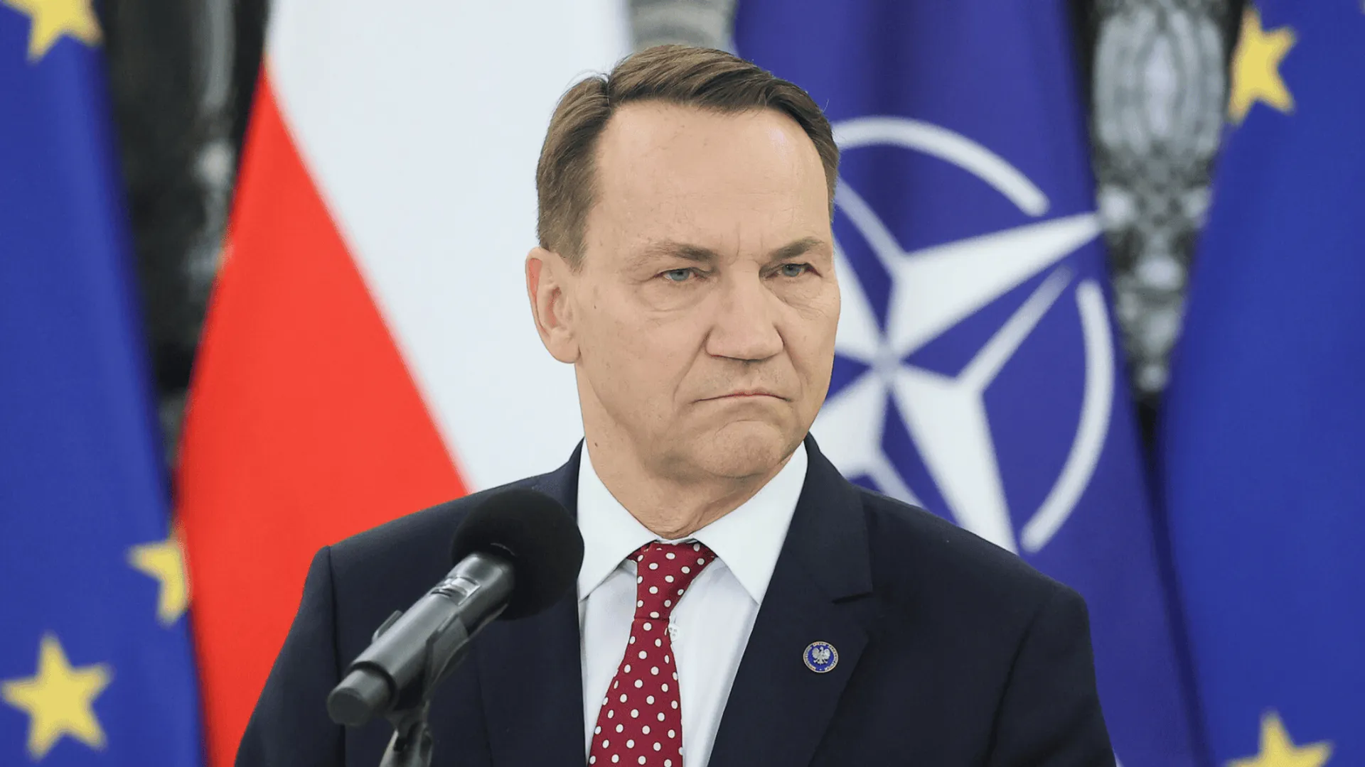 Sikorski o ewakuacji z Bliskiego Wschodu: Rząd przygotowuje samoloty, ale czeka na decyzję