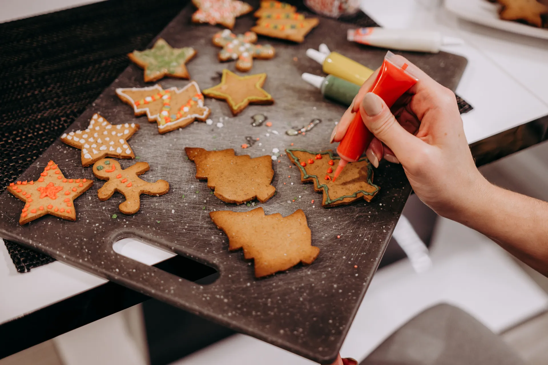 Na ostatnią chwilę! Miękkie pierniczki świąteczne z nietypowym lukrem – bez leżakowania