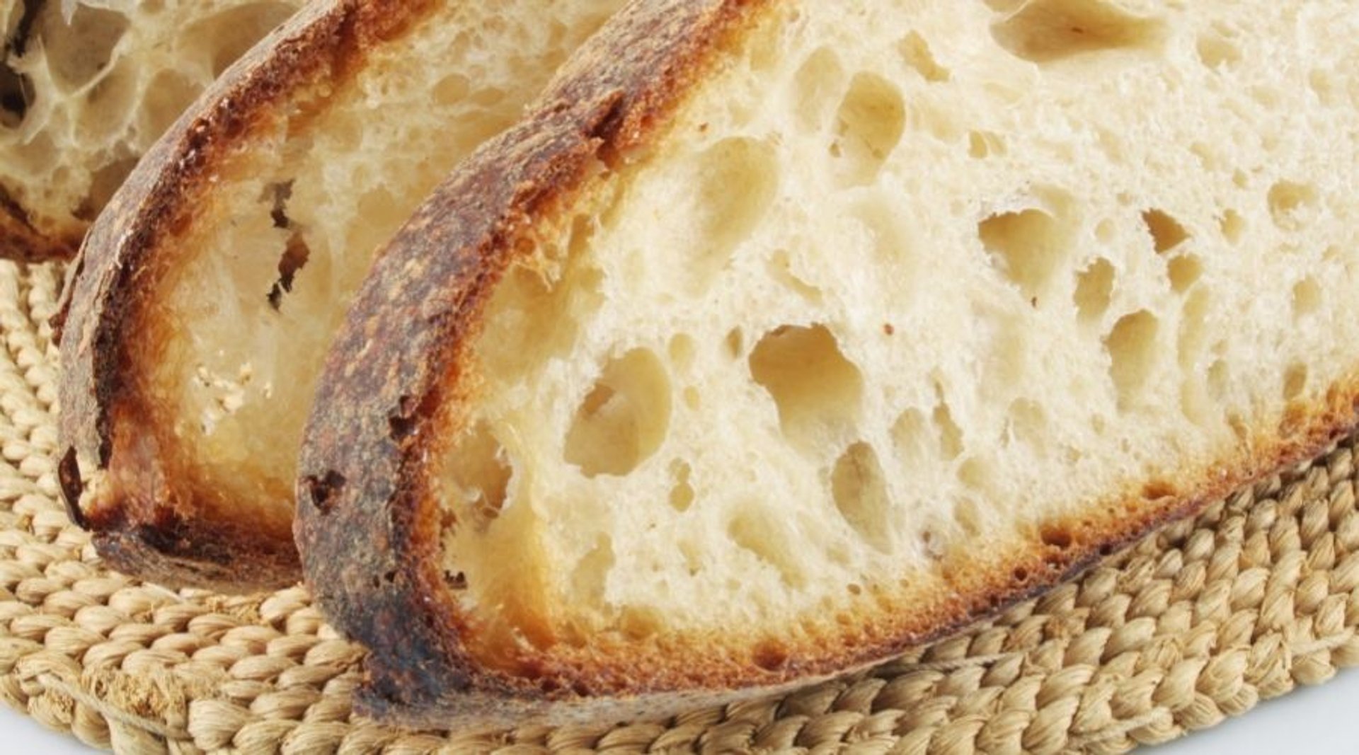Kromki chleba z dziurami