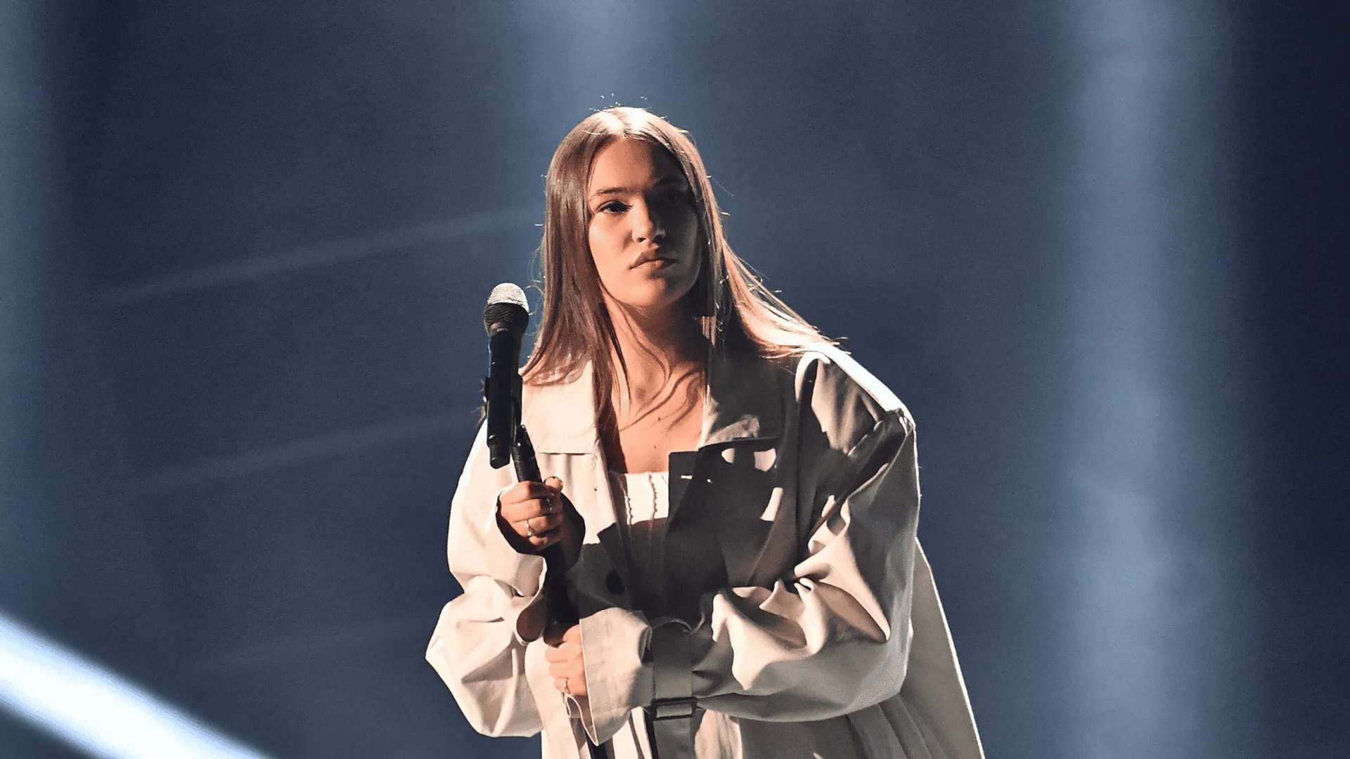 Alicja Szemplińska wystepuje na scenie