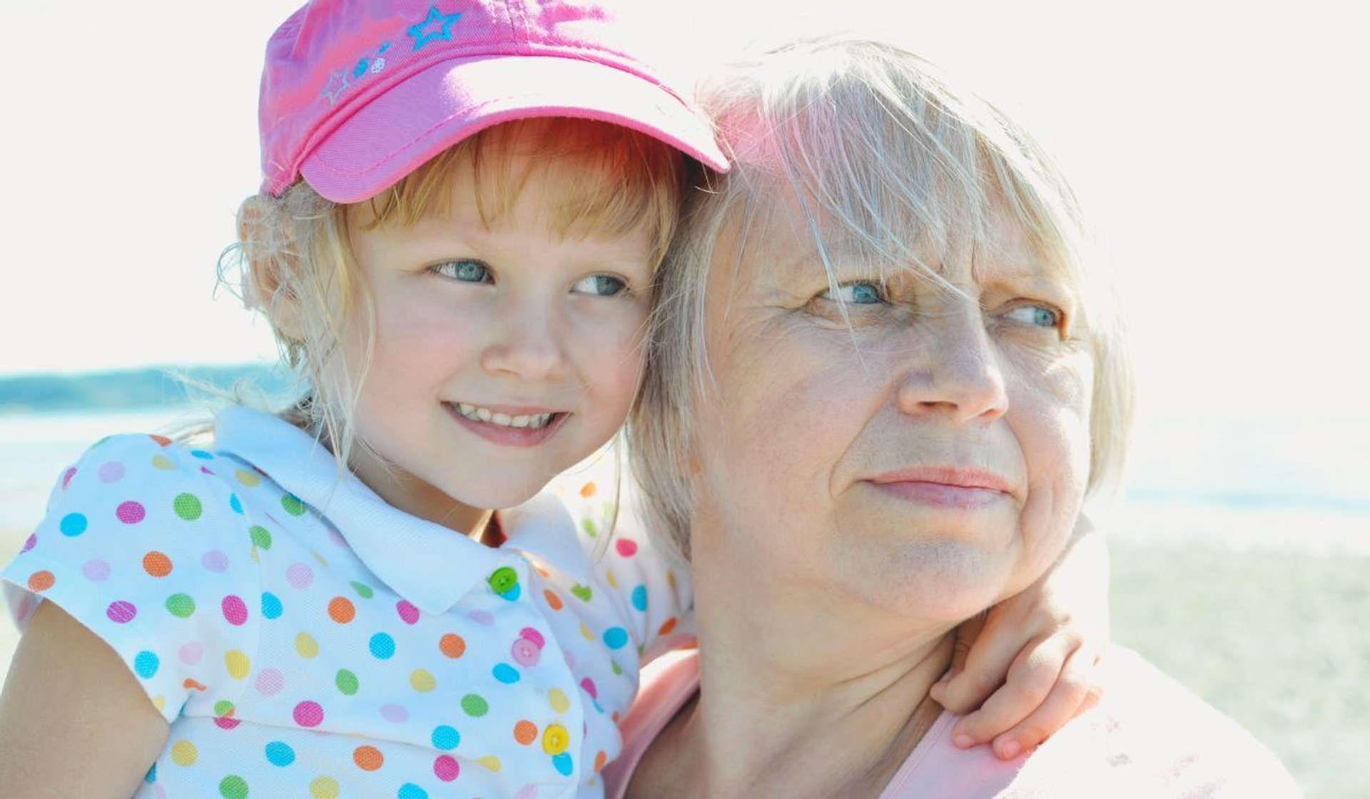 Babcia z wnuczką nad morzem