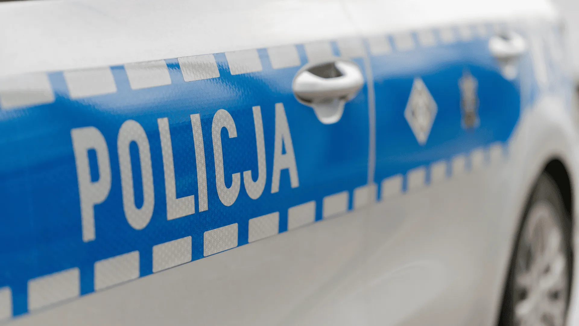 Wypadek na DK75: Trzy osoby ranne, trasa zablokowana