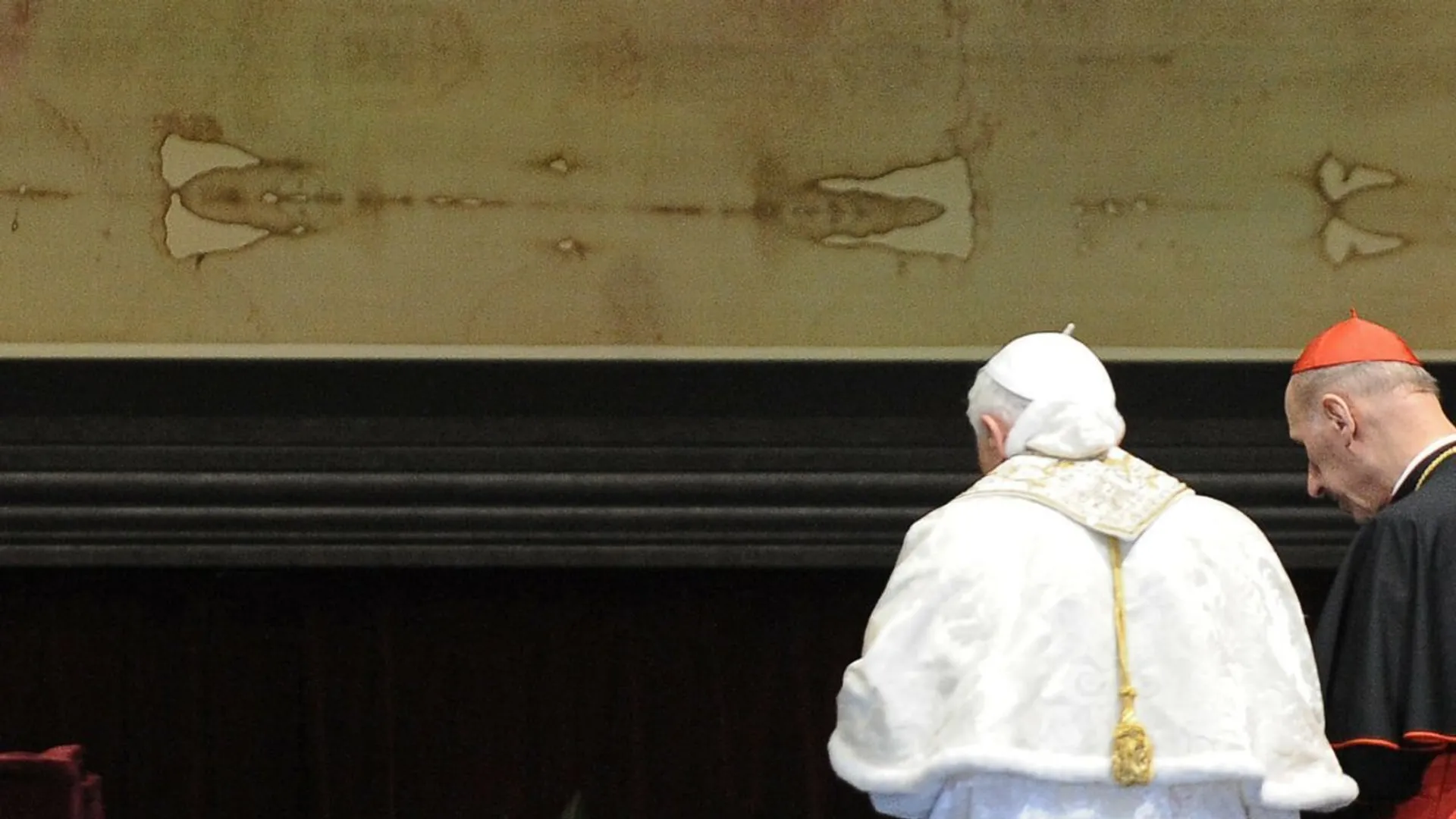 Benedykt XVI modli się przy Całunie Turyńskim