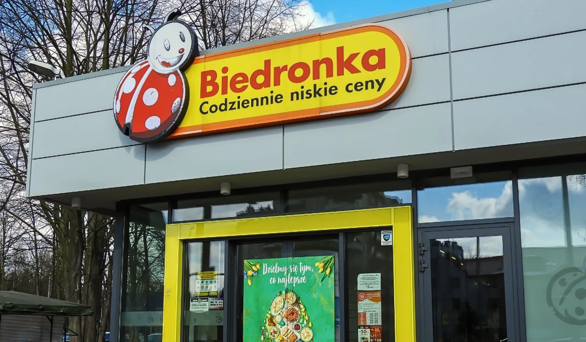 szyld sklepu Biedronka