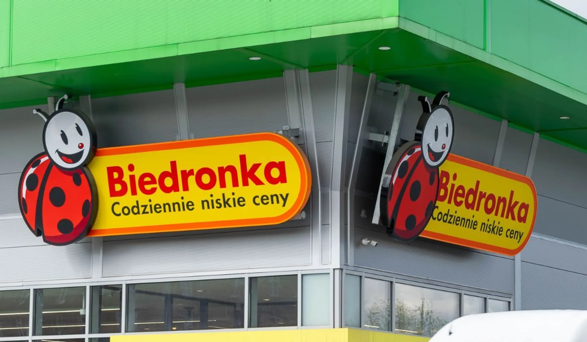 szyld sklepu Biedronki