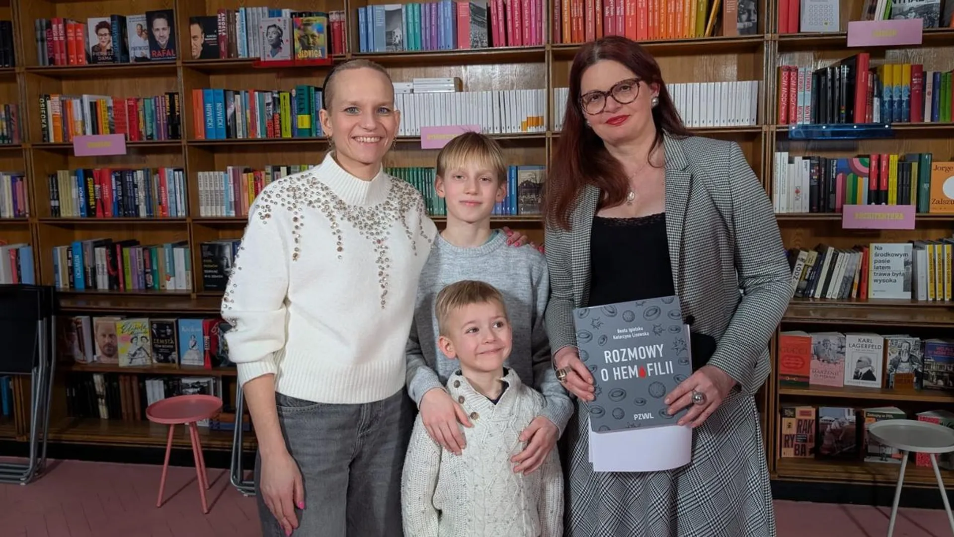 Bohaterowie książki "Twarze hemofilii" z autorką (po prawej)