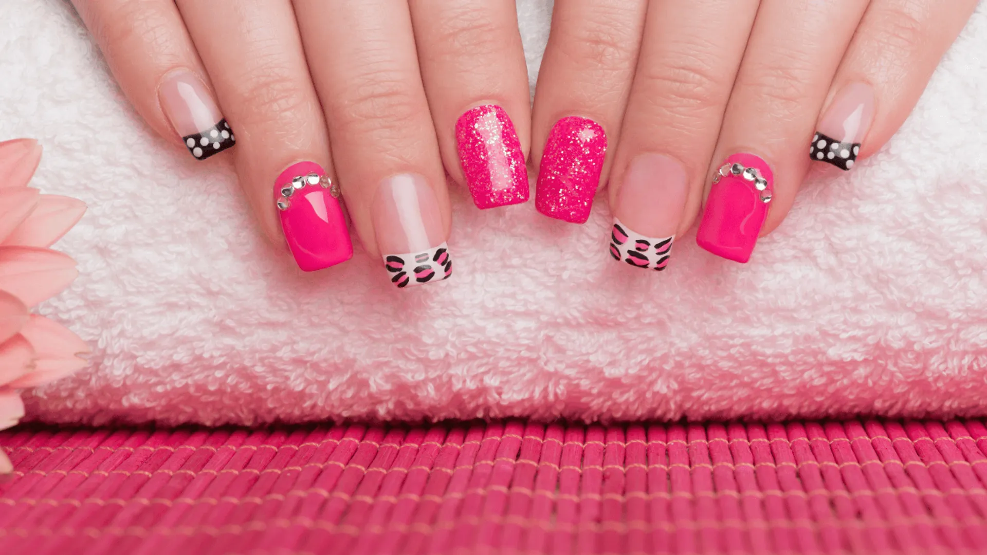 Manicure na lato: wzory i brokat 