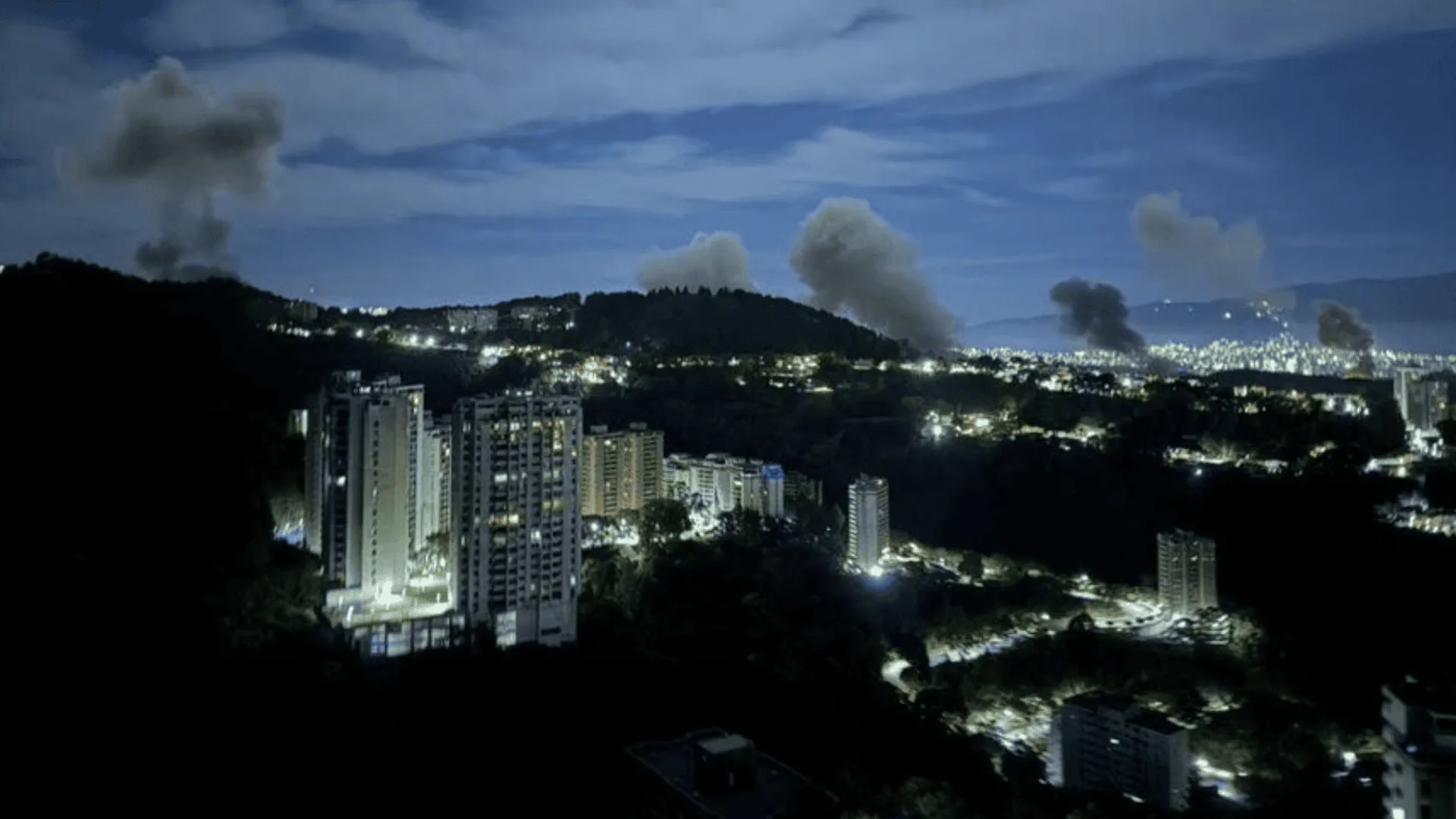 Gwałtowne eksplozje wstrząsają nocnym Caracas. Nad stolicą Wenezueli unoszą się słupy dymu