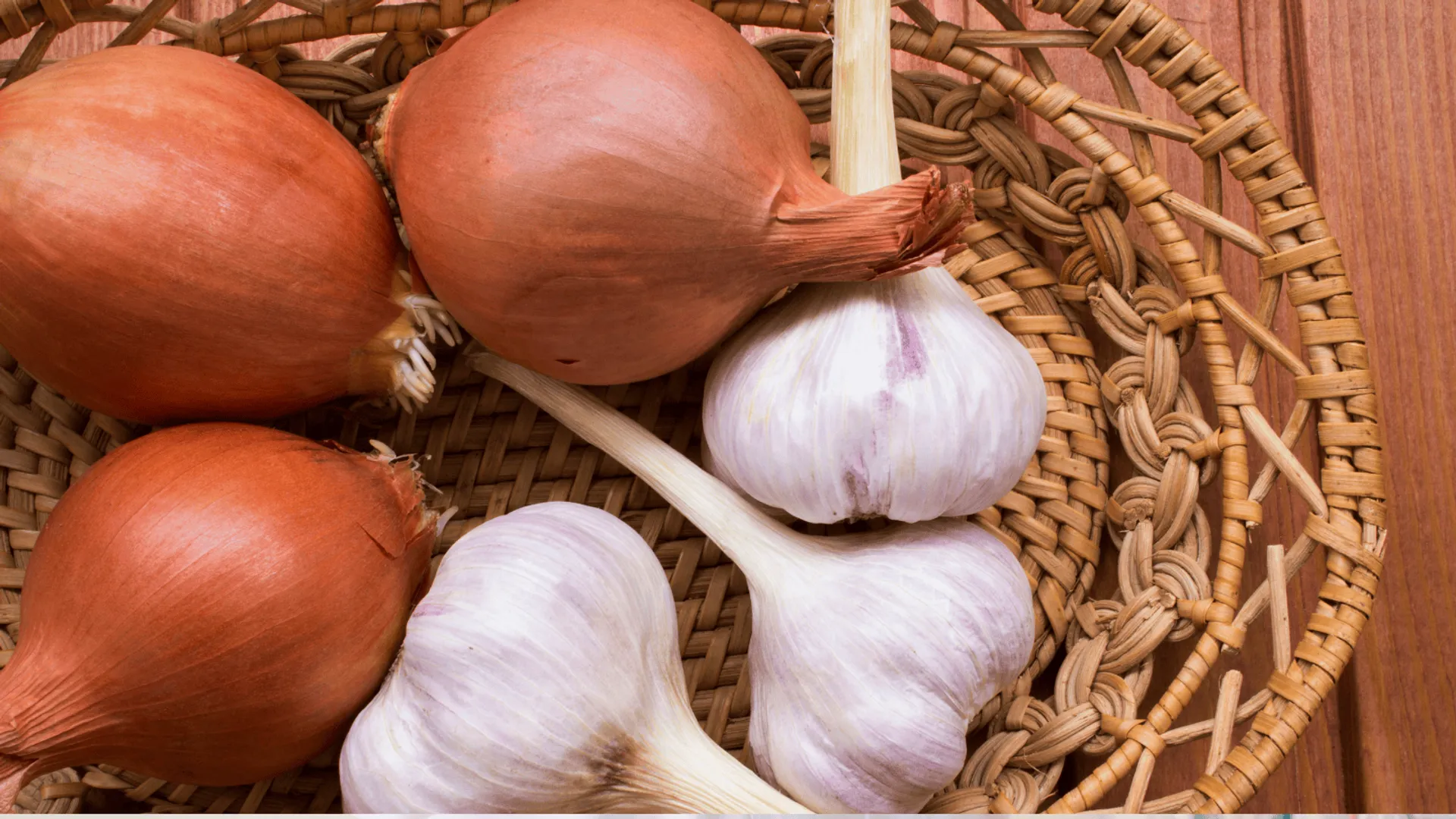 Jak cebula i czosnek wpływają na organizm? Poznaj zasadę 10 minut, jest kluczowa w kuchni