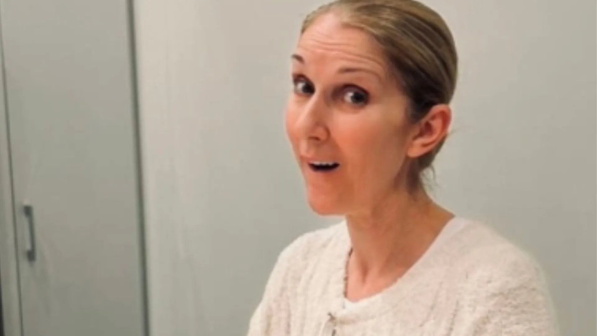 Celine Dion w białym swetrze