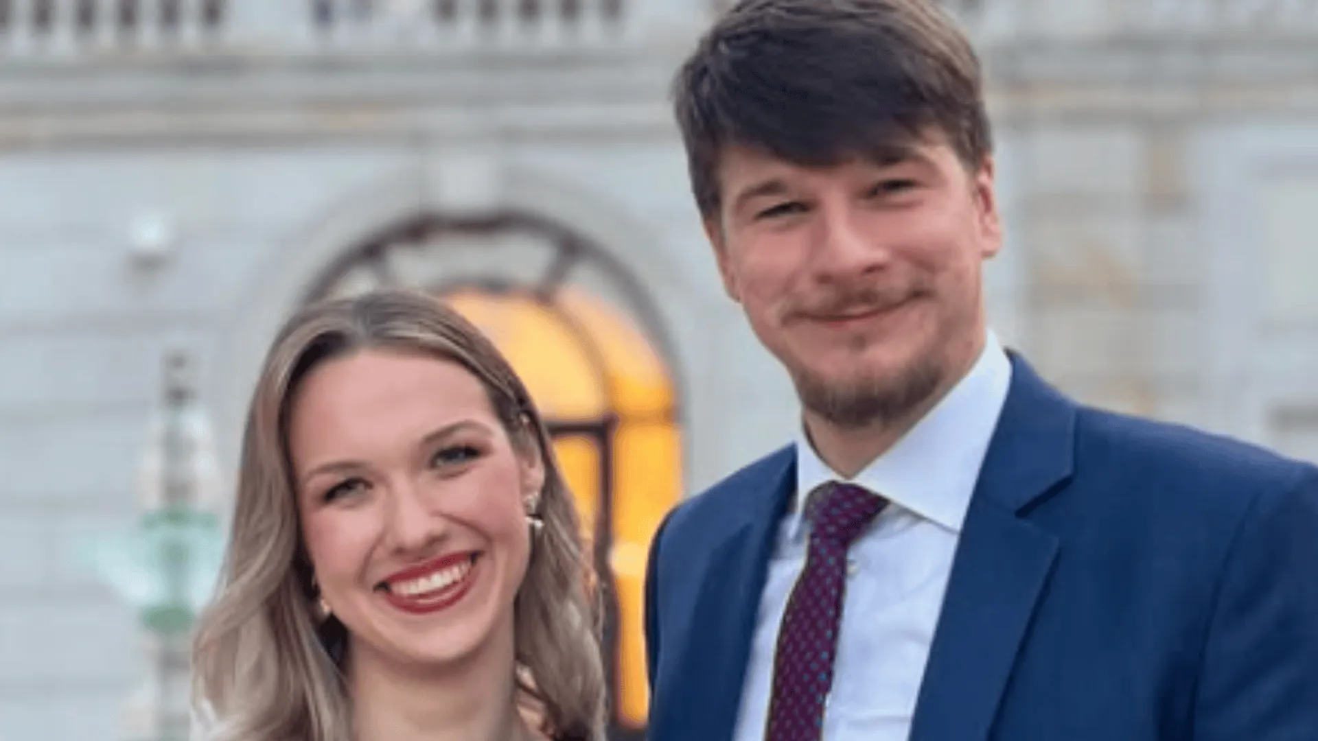 Daniel Nawrocki w granatowym garniturze z dziewczyną
