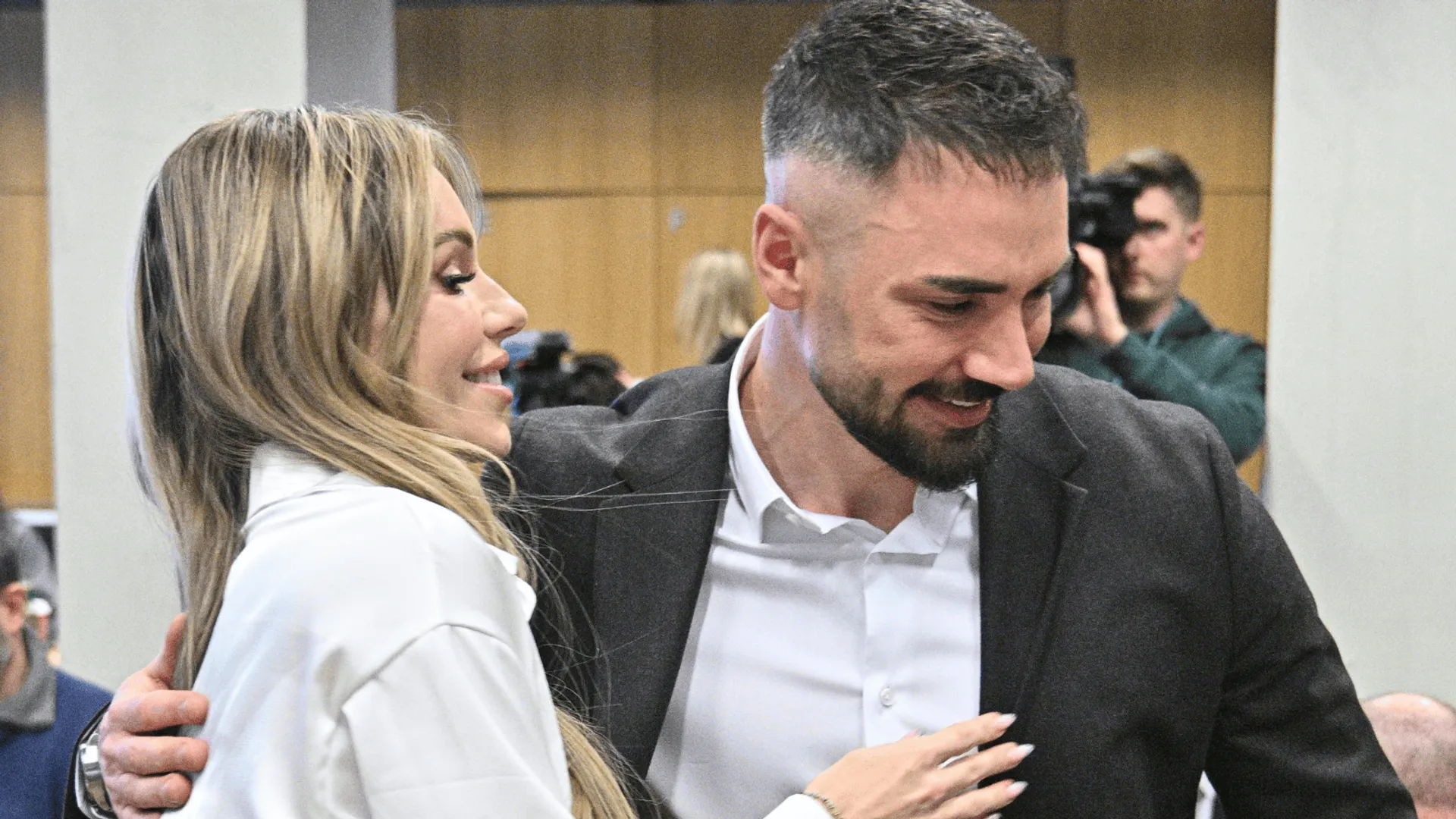 Doda w białej koszuli i Łukasz Litewka w czarnej marynarce